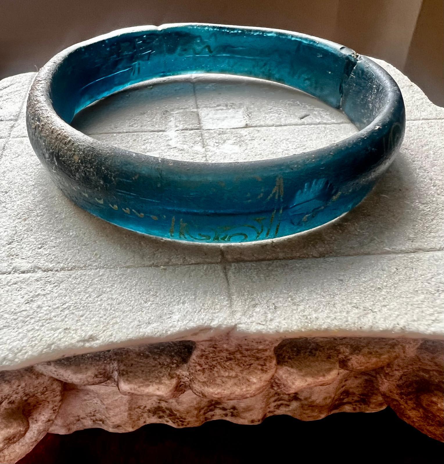 Antiguo Brazalete Raro de Vidrio Bizantino con Mancha de Plata Ca 1100-1200 CE en Bueno estado para la venta en Doha, QA