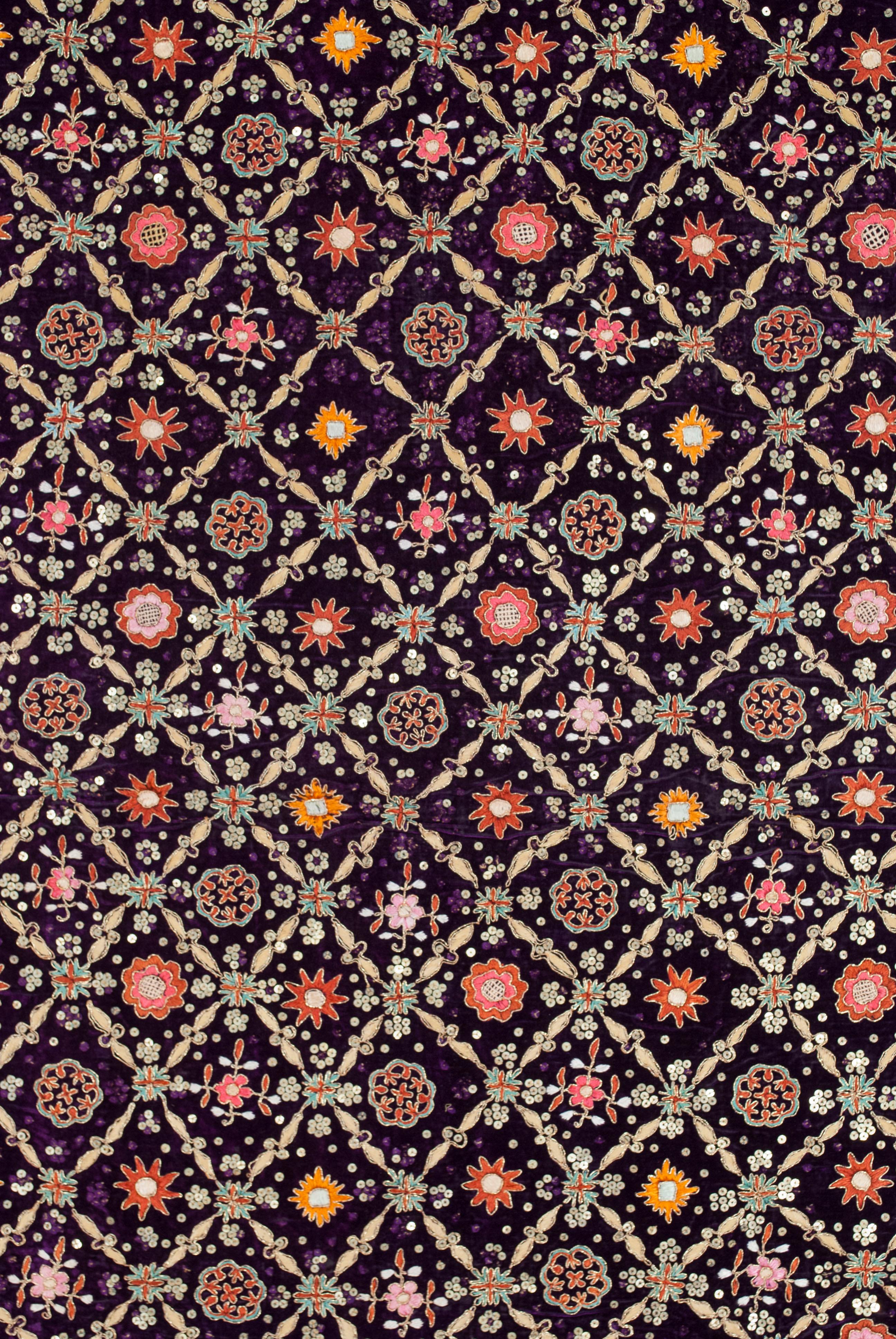 Antico e raro panno da spalla cerimoniale (Kain Nyulam), South Sumatra

Questo panno da spalla (kain nyulam) completamente impreziosito e intricato è un esempio raro e unico dell'importante influenza che il ricamo cinese ha avuto su vari tessuti