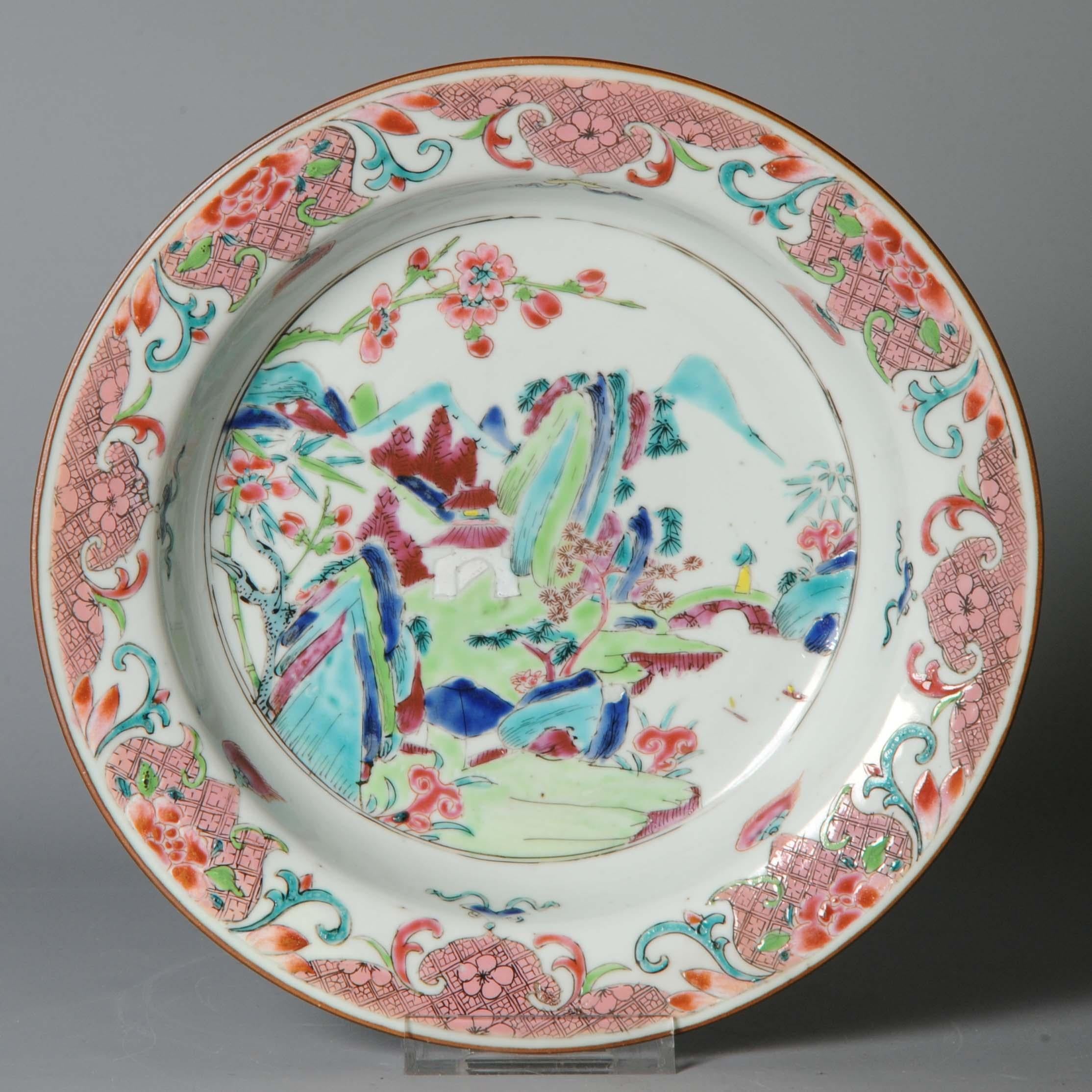 Description
Nous partageons avec vous ce plat rare du XVIIIe siècle, période Yongzheng ou début Qianlong.

Période
XVIIIe siècle Qing (1661 - 1912).