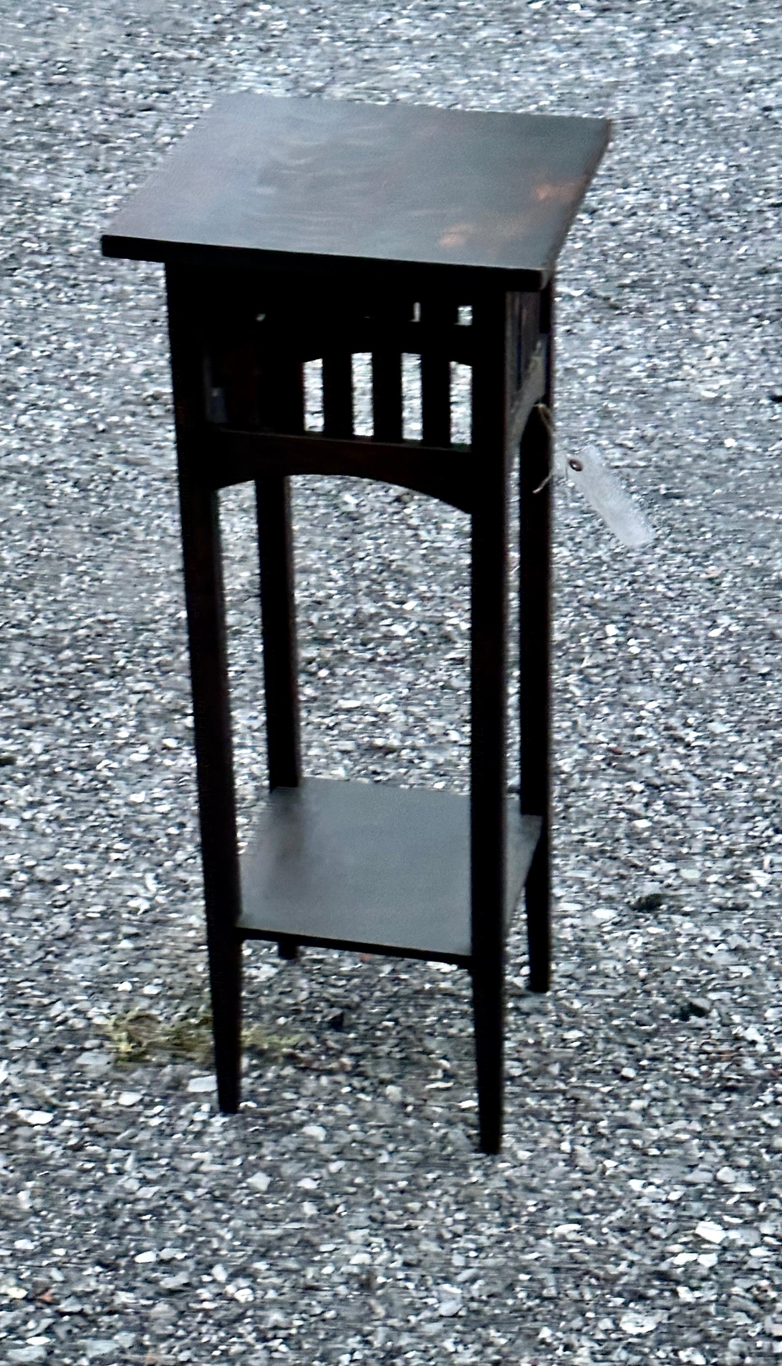 REBAJAS DEL 20

Se trata de un soporte L&JG Stickley de época extraordinariamente raro, de principios del siglo XX, en muy buen estado, con el acabado y el color originales.  Sin reparaciones ni piezas sustituidas.  Marcado con una etiqueta temprana