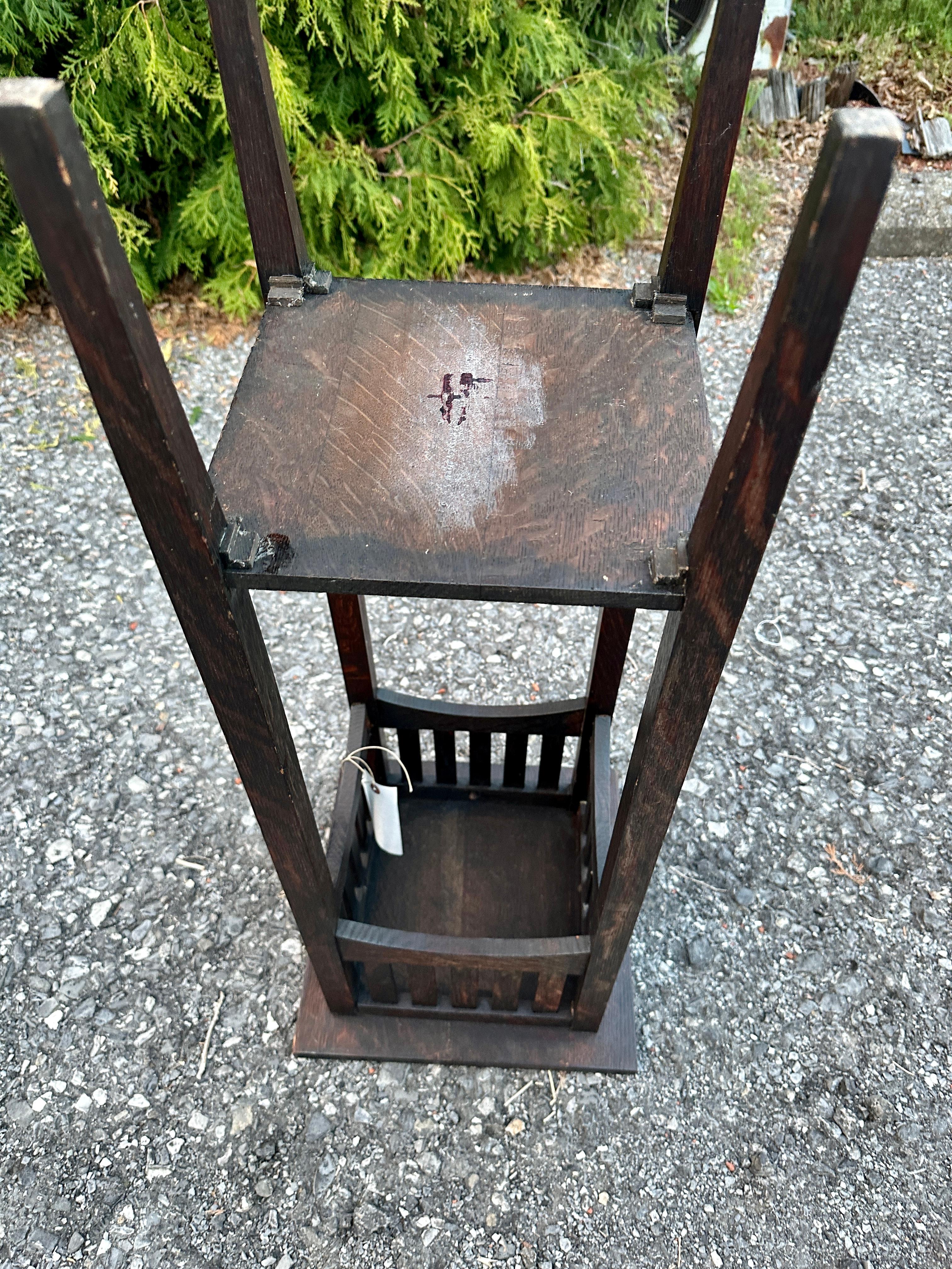 Antigüedades Raras Circa 1900 L&JG Stickley Stand - W7372 - VENTA 20% DESCUENTO en Bueno Estado en Shamokin Dam, PA