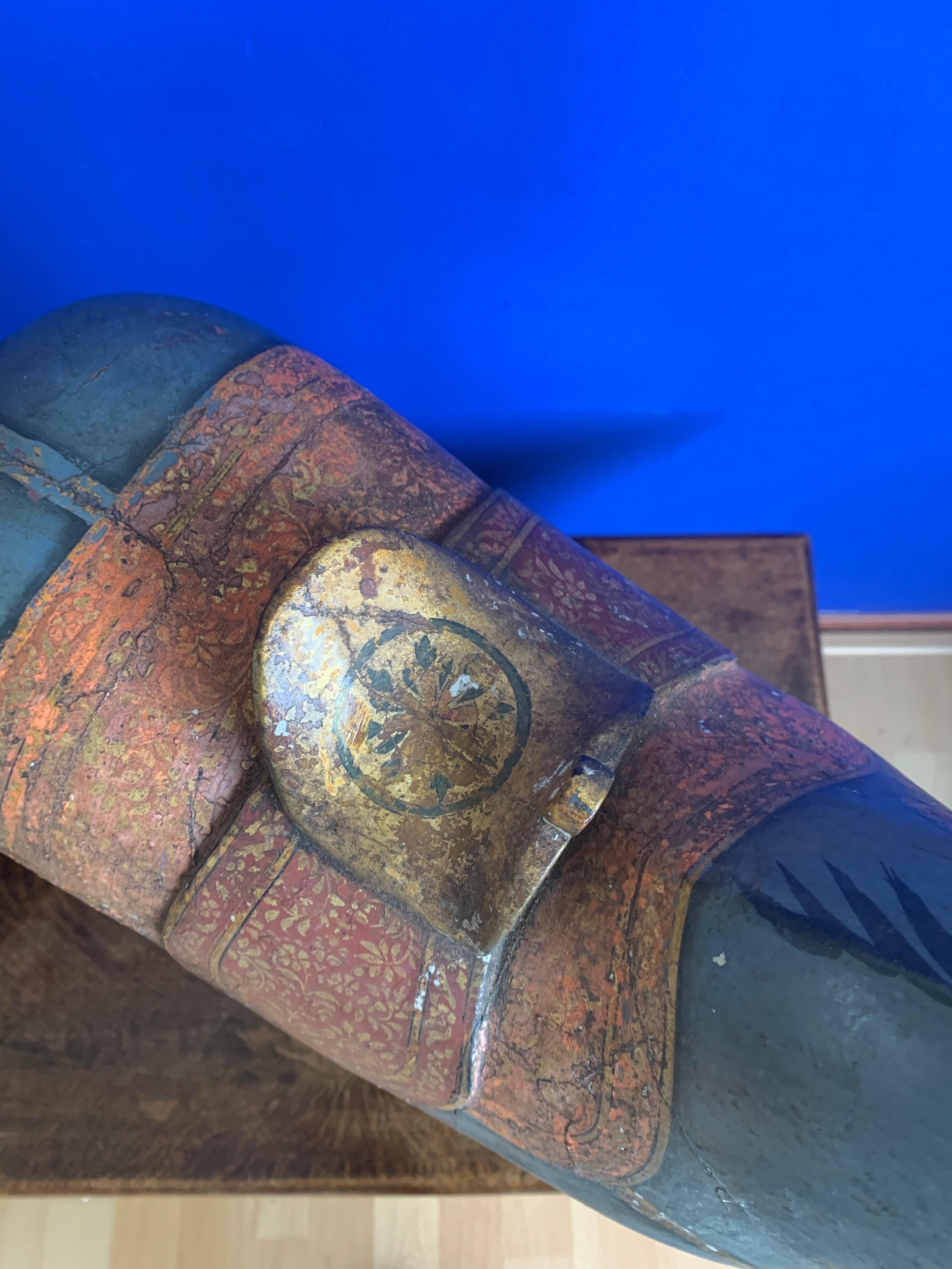 Antica, rara e decorativa coppia di sculture di cavalli intagliate e dipinte a mano in vendita 3
