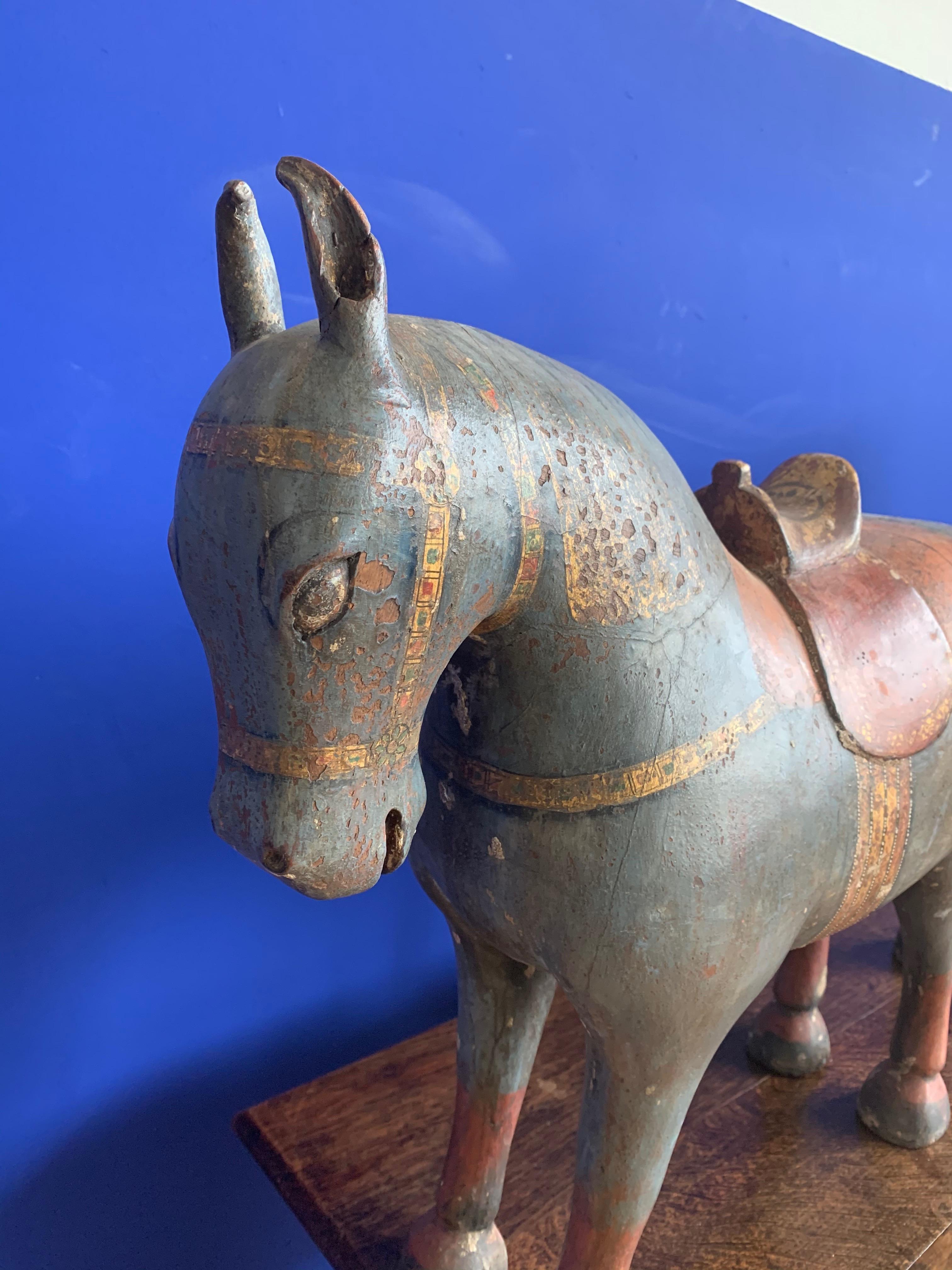 Antica, rara e decorativa coppia di sculture di cavalli intagliate e dipinte a mano in vendita 7