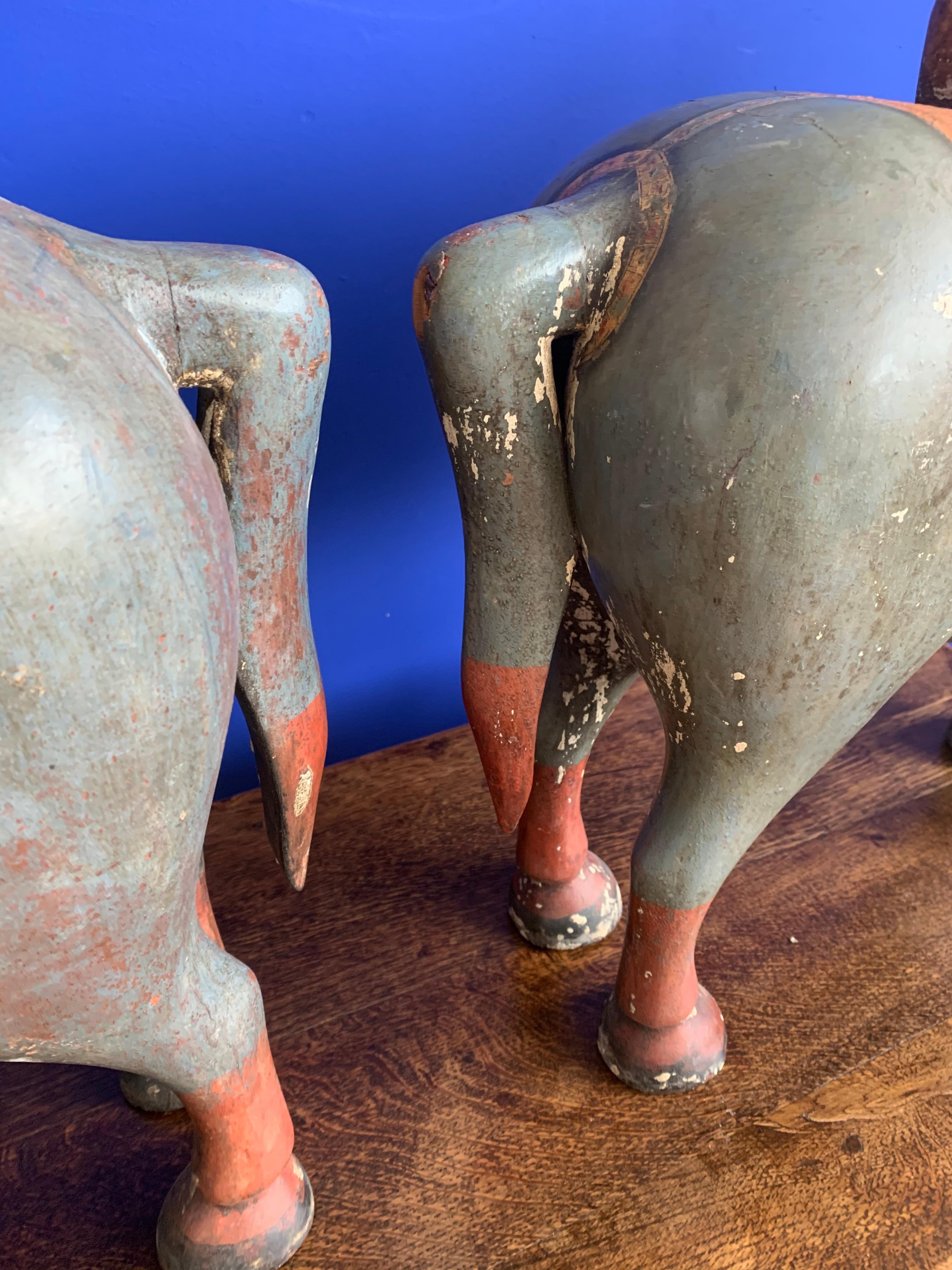 Antike:: seltene & Dekoratives Paar handgeschnitzter und handbemalter Pferdeskulpturen im Angebot 8