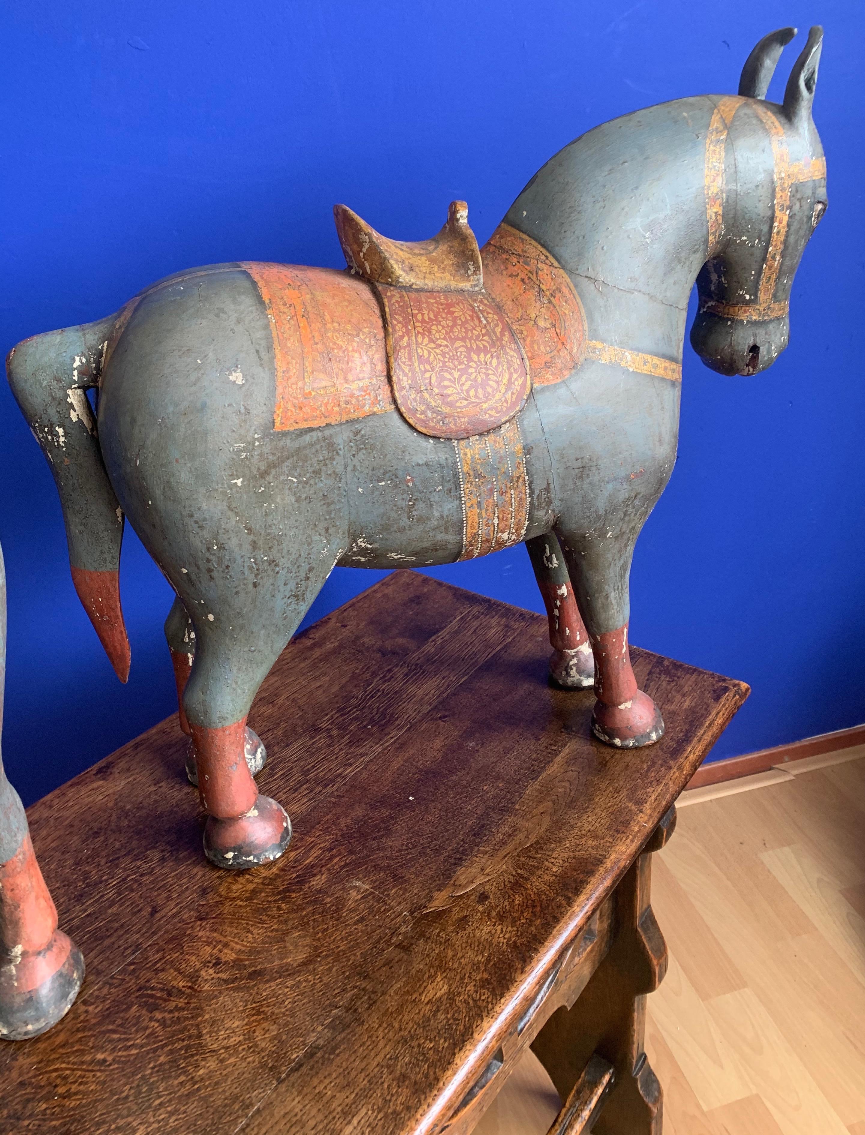 Chinois Antique:: rare & Paire de sculptures de chevaux sculptées et peintes à la main en vente