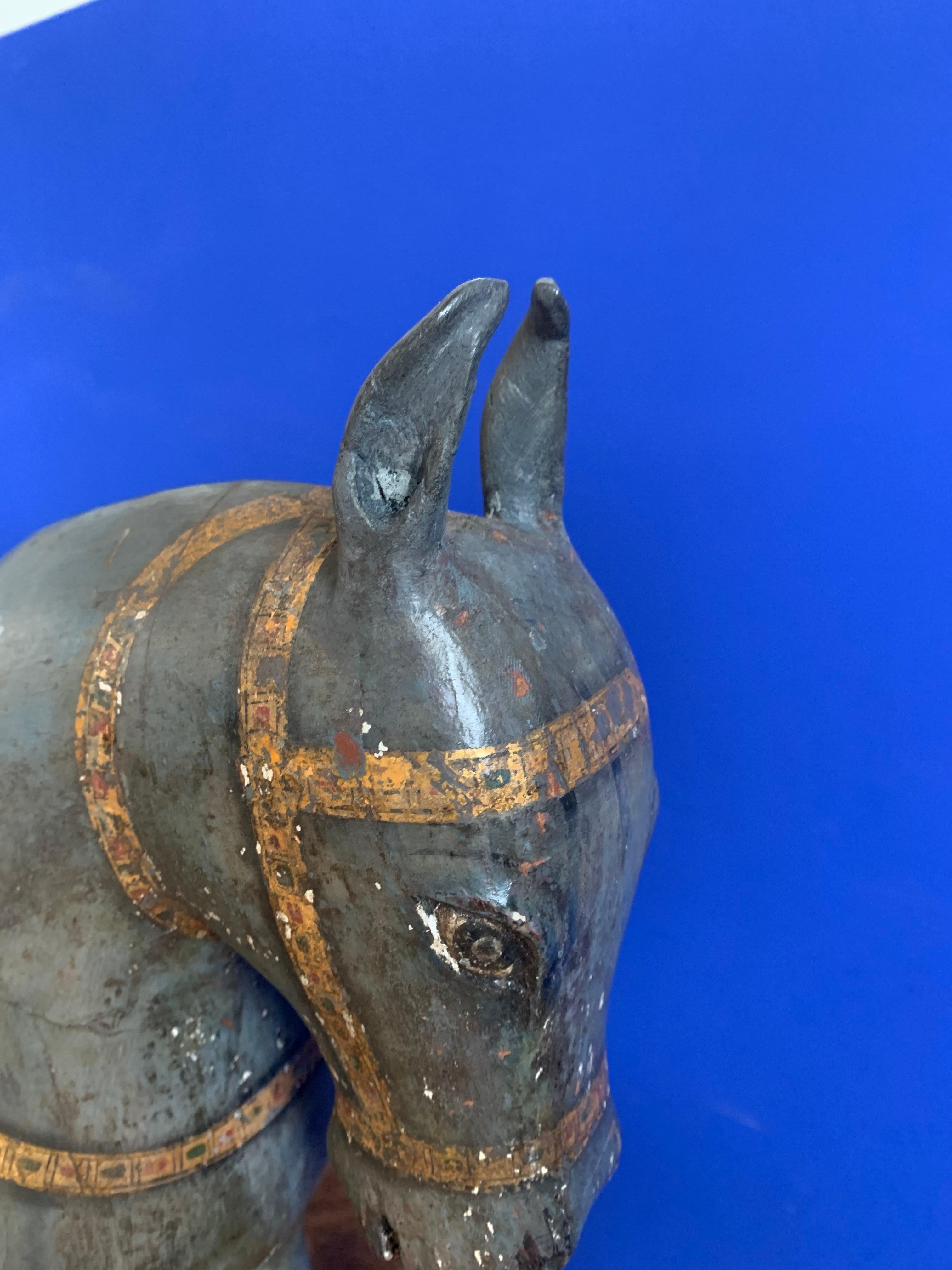 Antike:: seltene & Dekoratives Paar handgeschnitzter und handbemalter Pferdeskulpturen (Handgeschnitzt) im Angebot