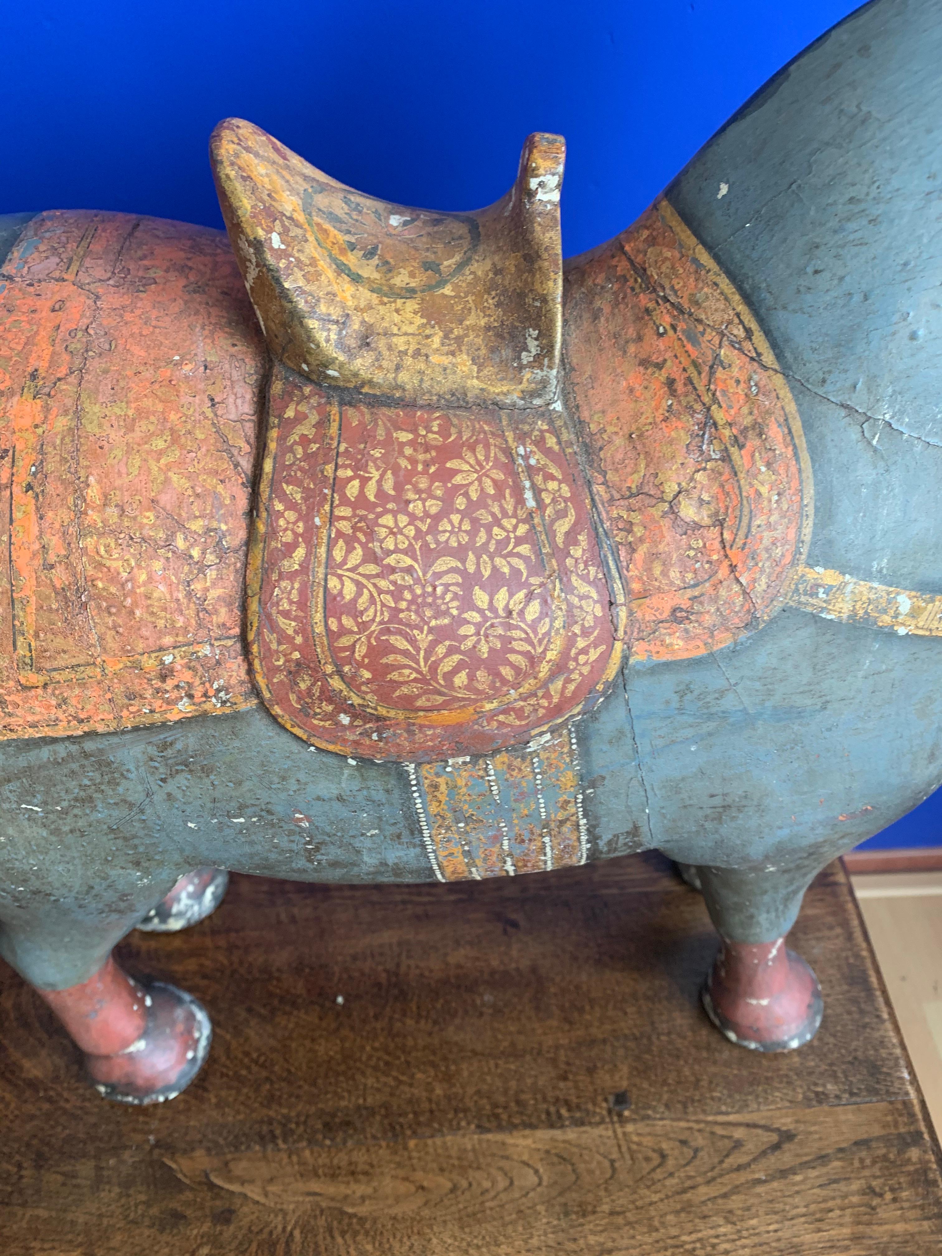 Antike:: seltene & Dekoratives Paar handgeschnitzter und handbemalter Pferdeskulpturen (19. Jahrhundert) im Angebot