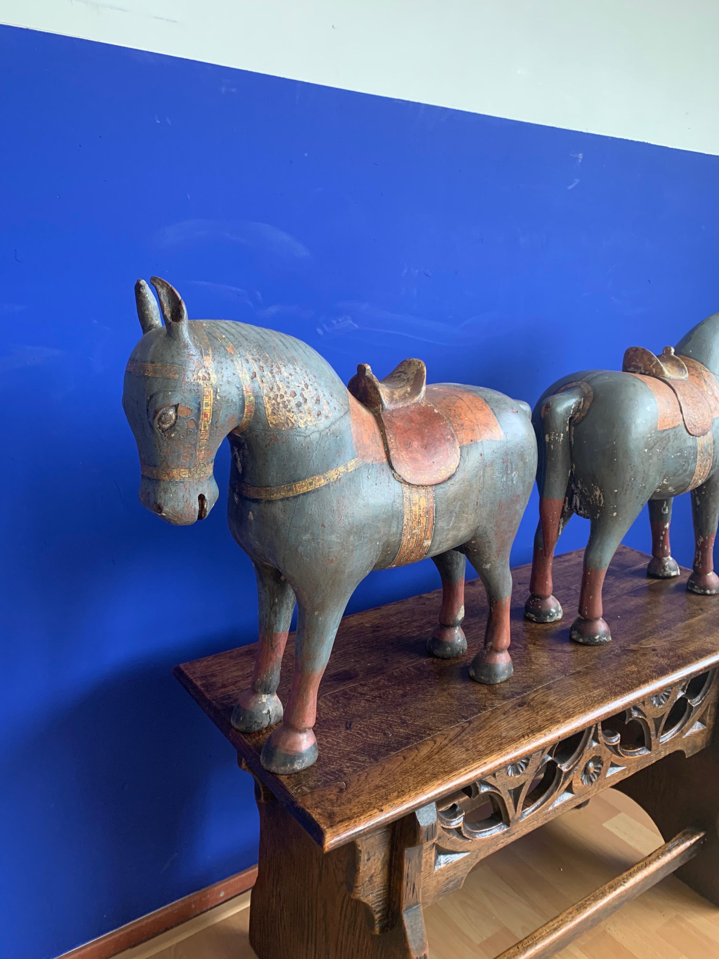Antike:: seltene & Dekoratives Paar handgeschnitzter und handbemalter Pferdeskulpturen (Holz) im Angebot