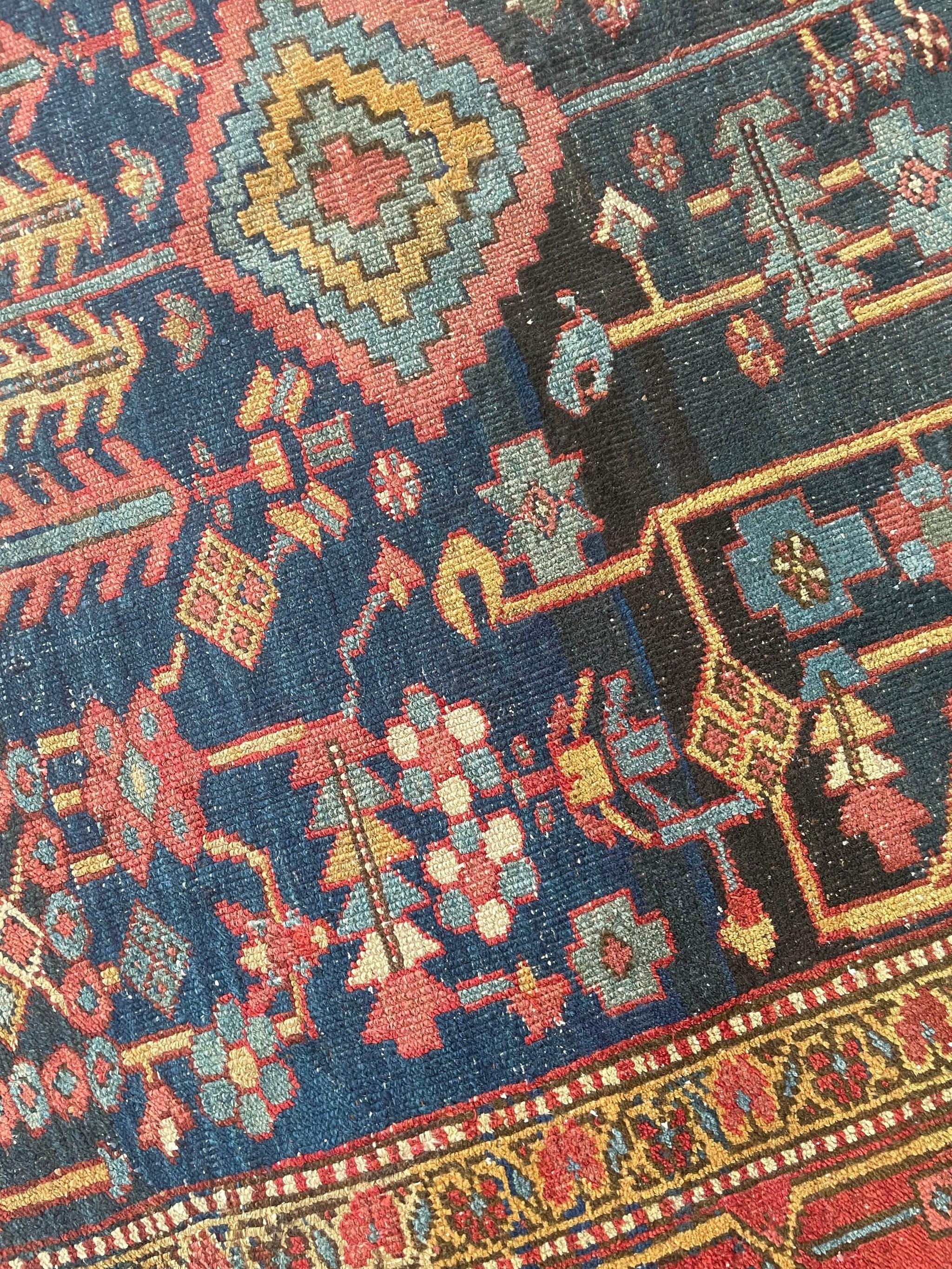 Heriz Serapi Antico Tappeto persiano Heriz dal design raro e dalla tavolozza di colori 1 su 1, anni '20 circa in vendita
