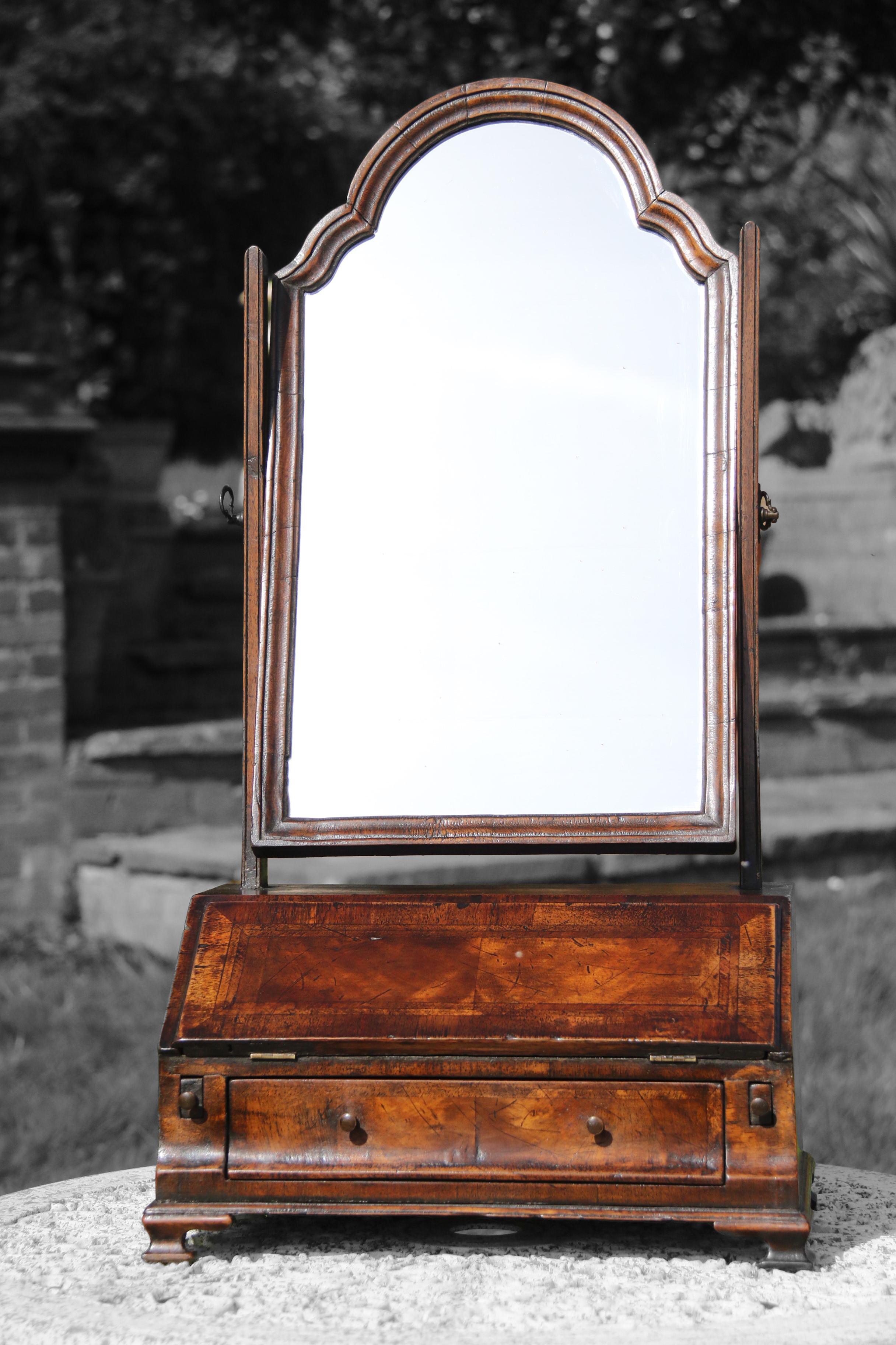 Antique rare early 18th century style figured walnut table mirror English C 1860 For Sale 7