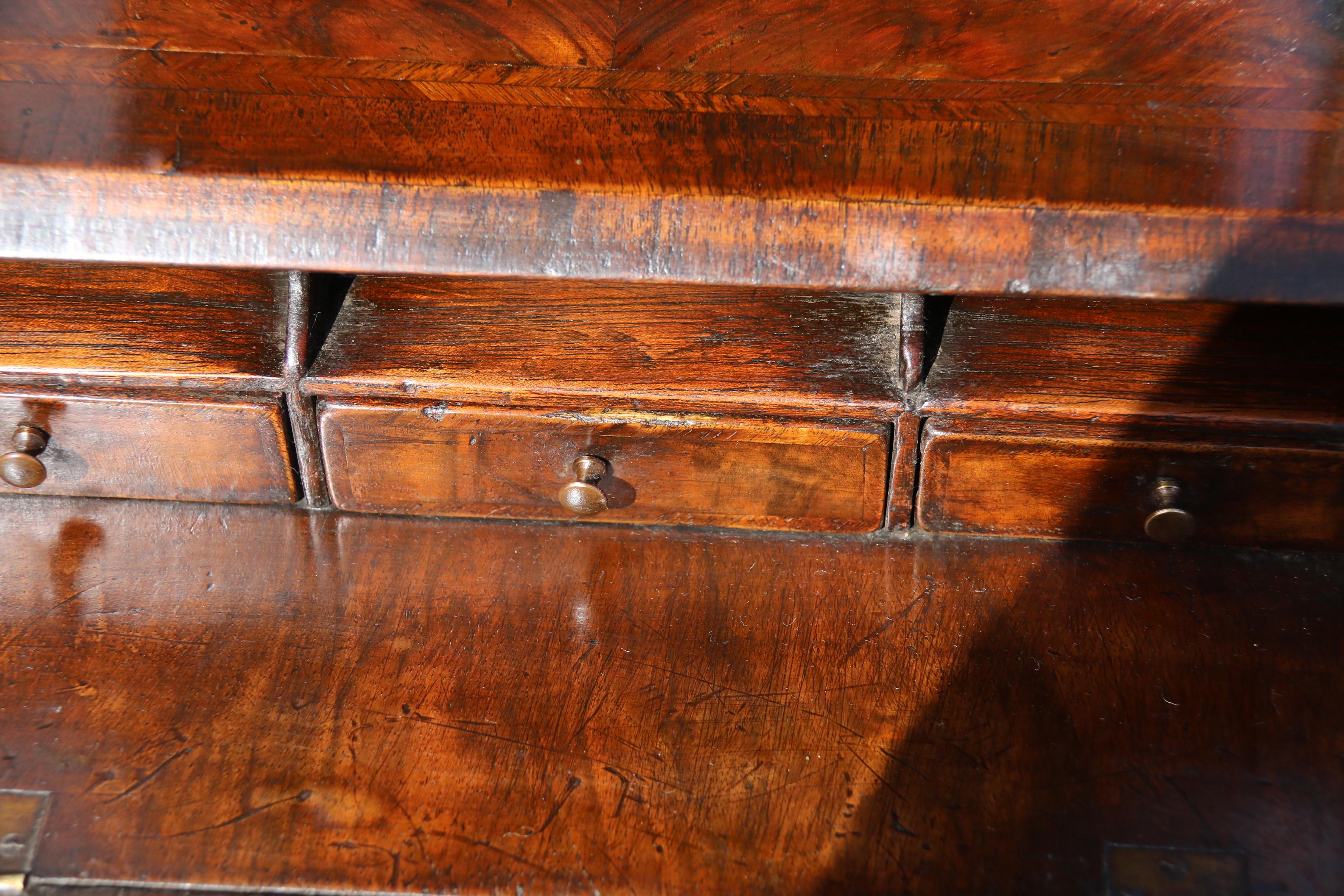 Antiker, seltener, gemaserter Tischspiegel aus Nussbaumholz im Stil des frühen 18. Jahrhunderts, englisch, um 1860 im Angebot 7