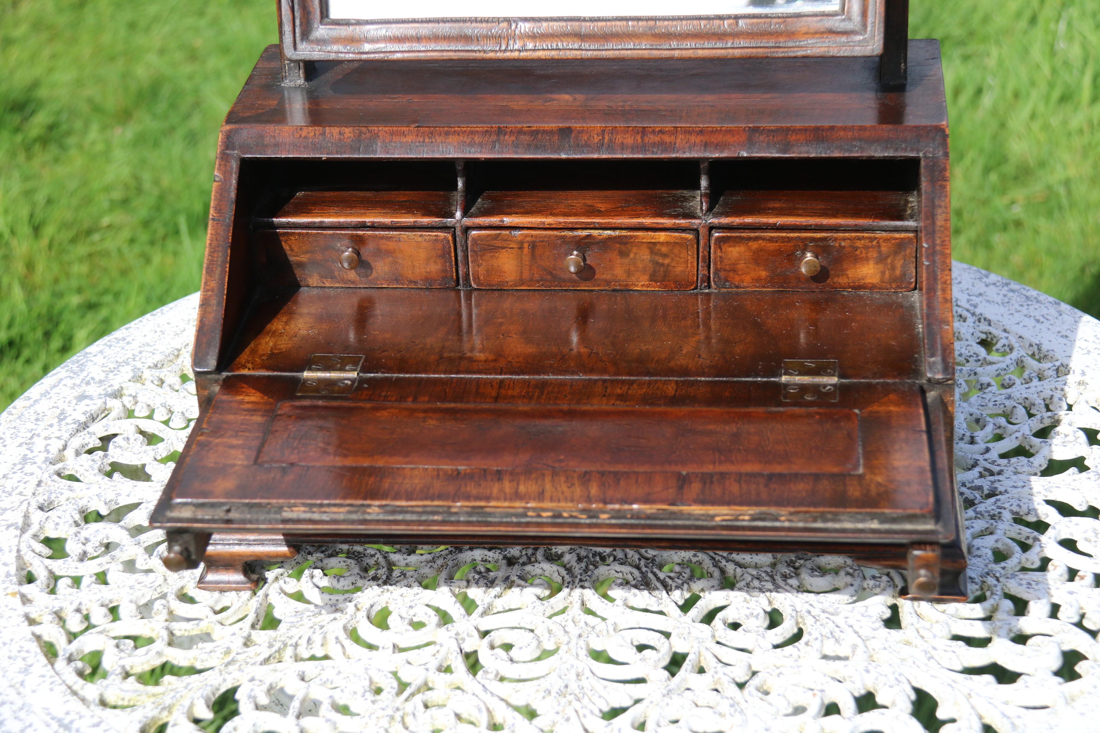 Antiker, seltener, gemaserter Tischspiegel aus Nussbaumholz im Stil des frühen 18. Jahrhunderts, englisch, um 1860 (Viktorianisch) im Angebot