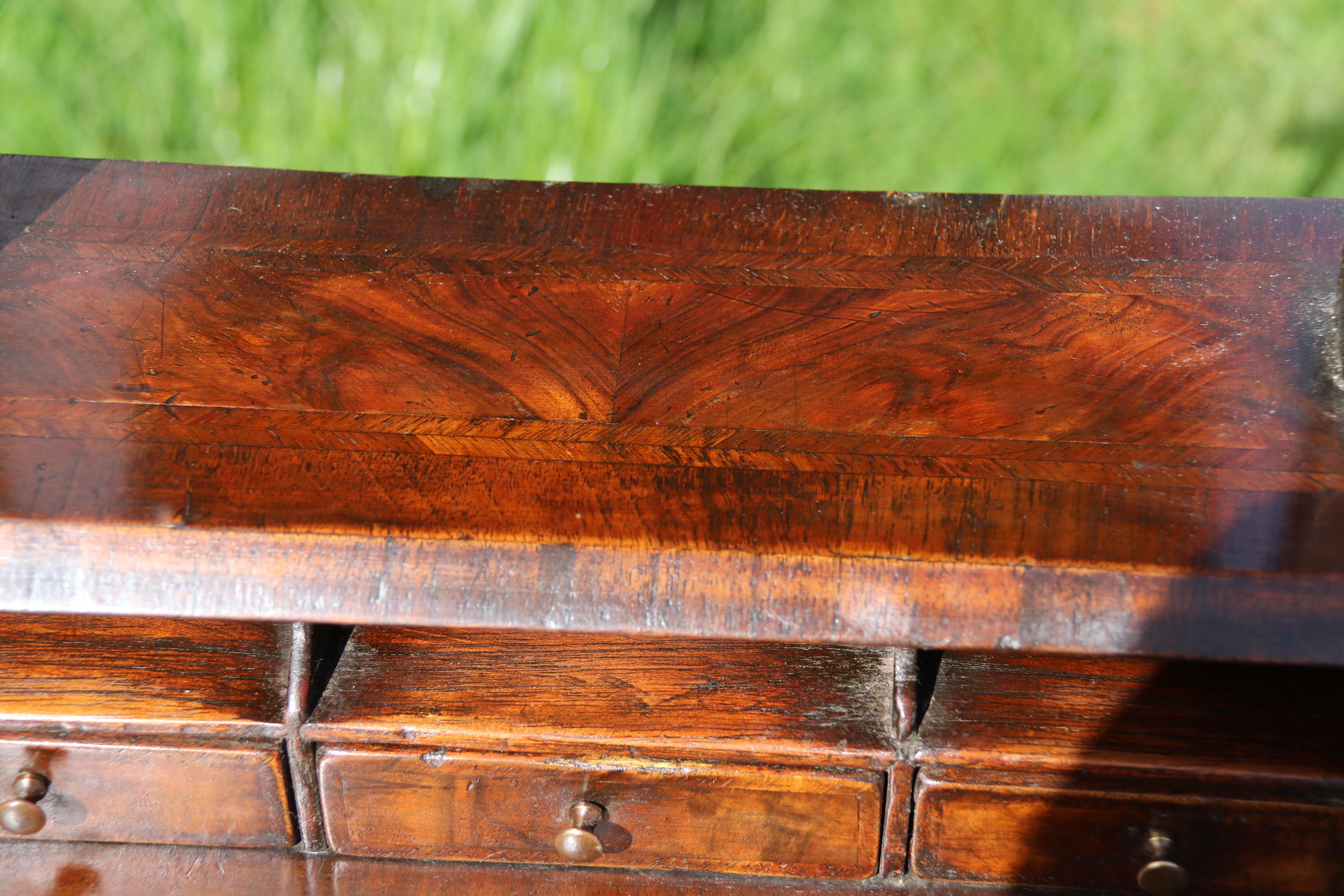 Antiker, seltener, gemaserter Tischspiegel aus Nussbaumholz im Stil des frühen 18. Jahrhunderts, englisch, um 1860 (Englisch) im Angebot