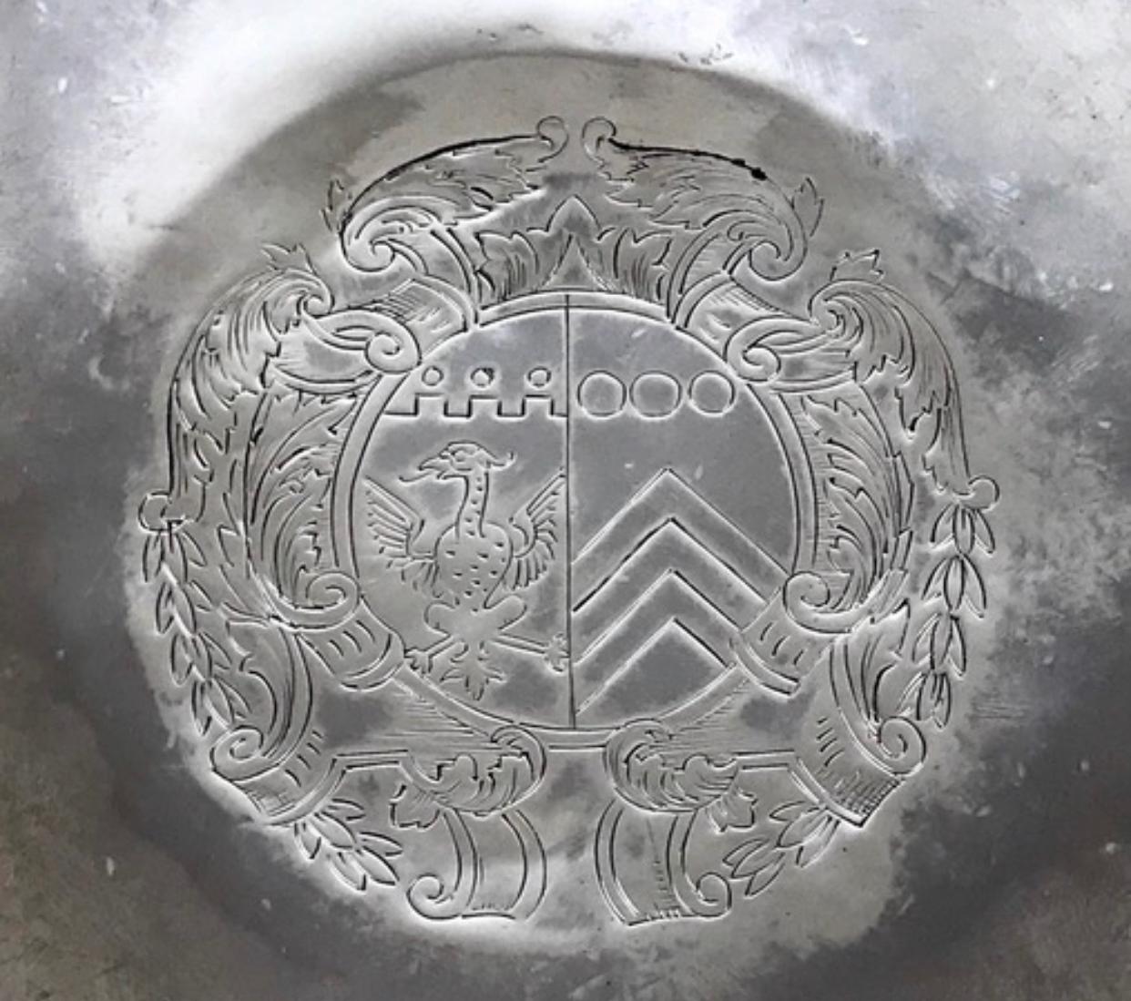 Eine seltene frühe portugiesische Tazza aus massivem Sterlingsilber in sehr gutem Zustand, gehämmertes Silber. 

Rundes Oberteil auf spitz zulaufendem, ausgestelltem Fuß. In der Mitte des oberen Teils befindet sich ein Wappen.

Sowohl der Deckel als