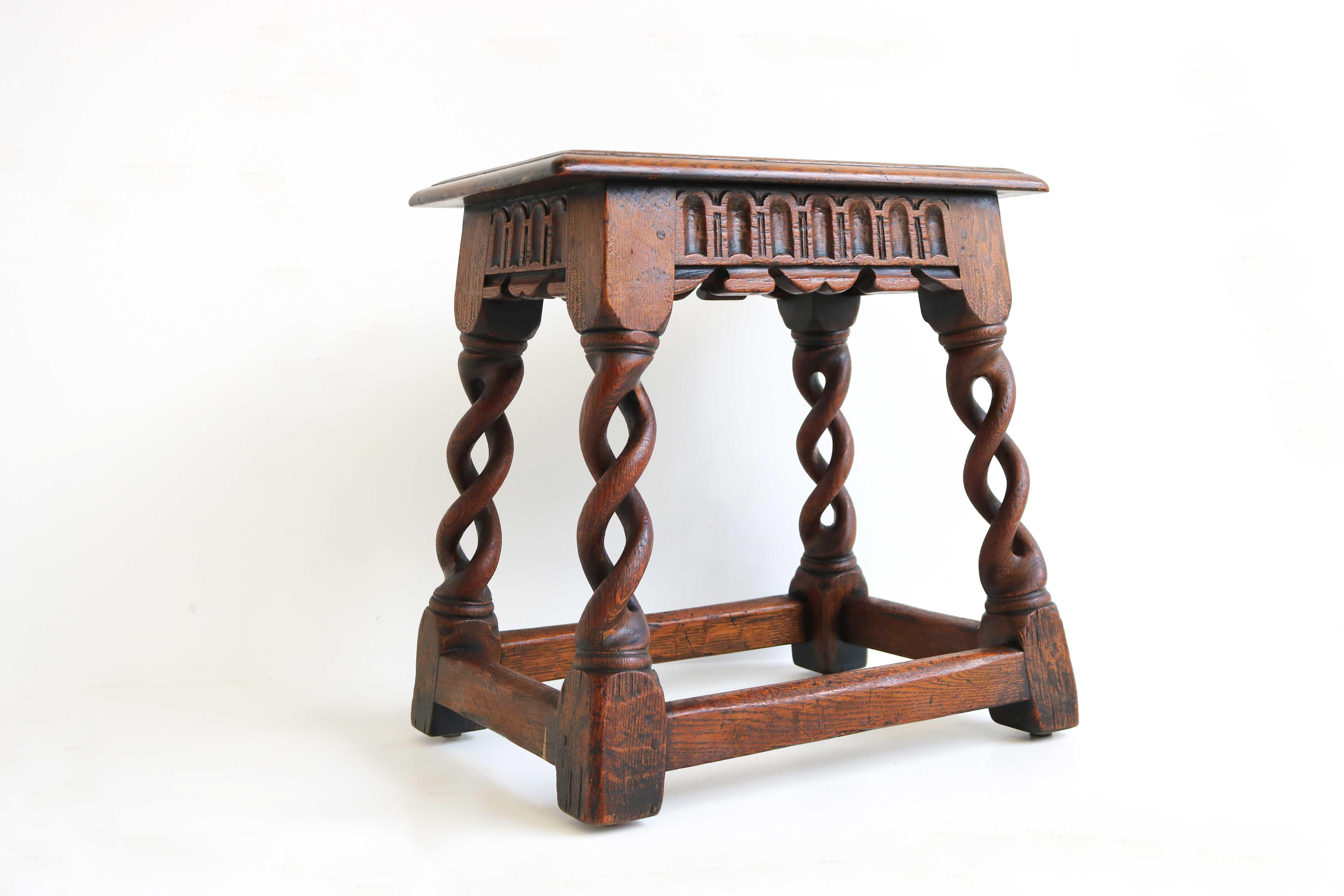Antique rare Country English open barley twist splaying legs hand carved oak joint stool jacobean revival end table.
A stunning hand carved English joint stool from the late 19th century. This stool features a rectangular beveled edge top.