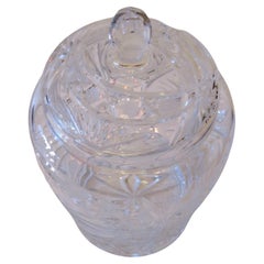 Antico e raro vaso con coperchio in cristallo della regina del pizzo tagliato a mano e inciso pesantemente CIRCA 1900