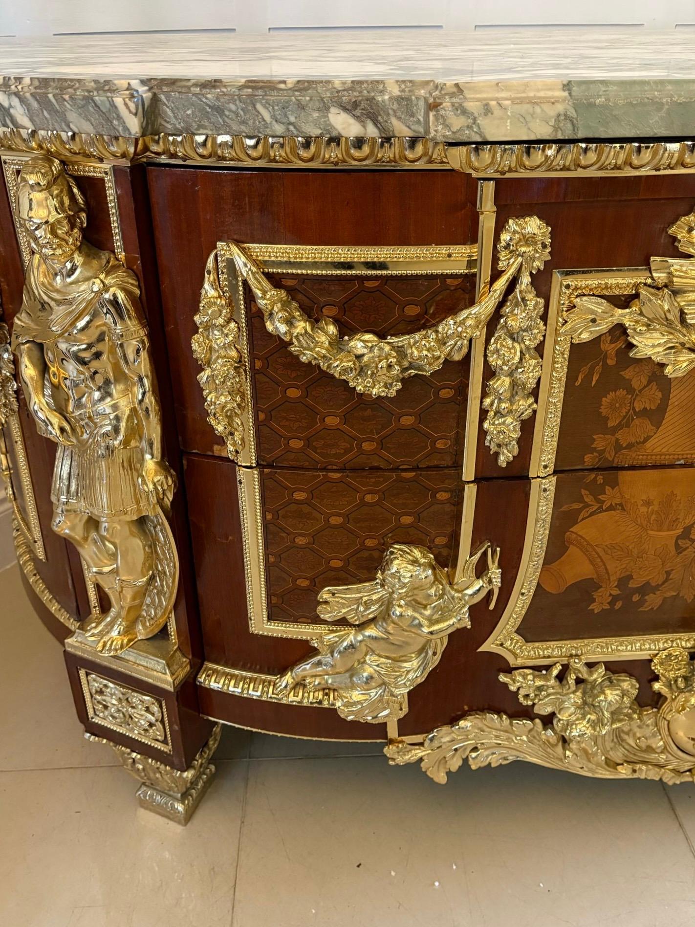 Antique Rare Fine Pair of French Marquetry and Gilt Bronze Mounted Commodes (Coppia di commodes francesi con intarsio e bronzo dorato) in vendita 4
