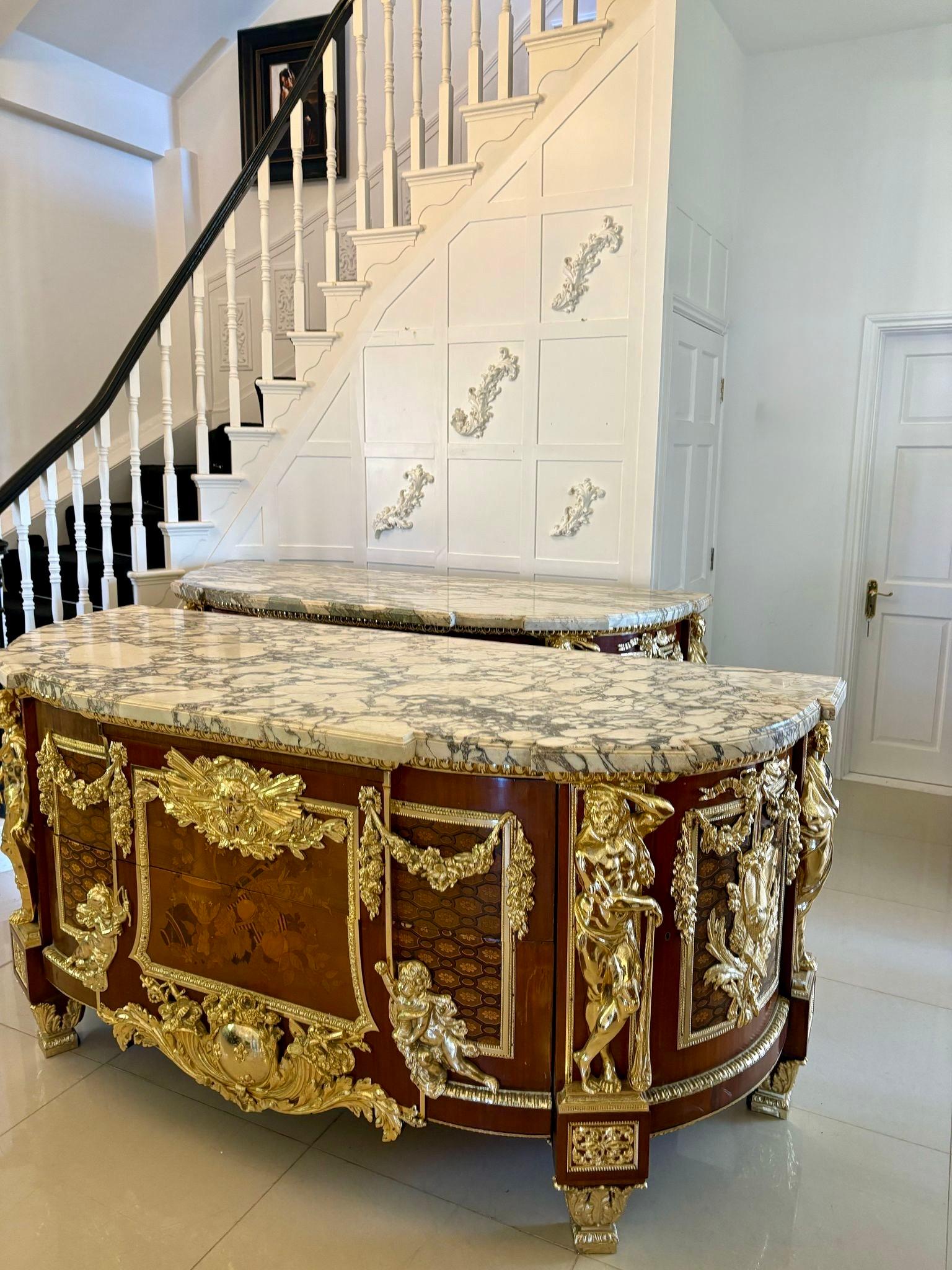 Antique Rare Fine Pair of French Marquetry and Gilt Bronze Mounted Commodes (Coppia di commodes francesi con intarsio e bronzo dorato) in vendita 10