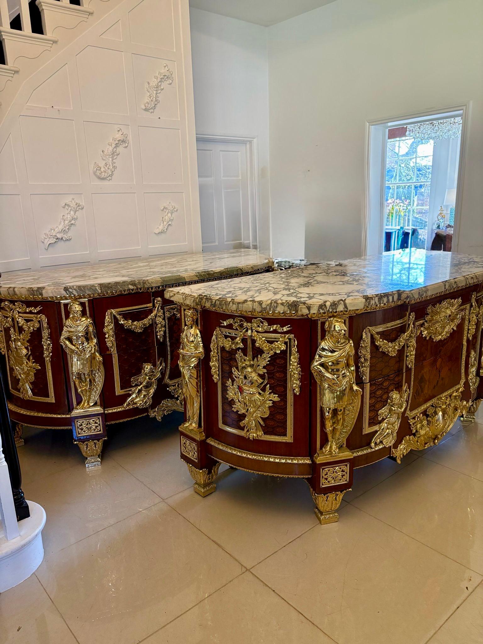 Antique Rare Fine Pair of French Marquetry and Gilt Bronze Mounted Commodes (Coppia di commodes francesi con intarsio e bronzo dorato) in vendita 11