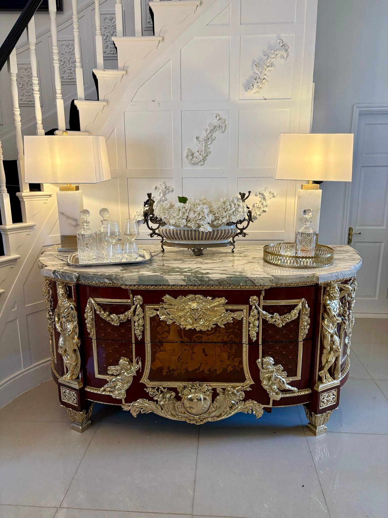 Rara coppia di commodes in mogano, intarsio di frutta e bronzo dorato dell'inizio del XX secolo in stile Luigi XVI, secondo il modello originale della commode commissionata per la camera da letto di Luigi XVI a Versailles (D. A. 1774) da Jean-Henri