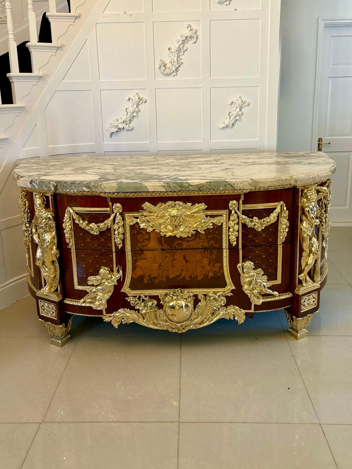 Luigi XVI Antique Rare Fine Pair of French Marquetry and Gilt Bronze Mounted Commodes (Coppia di commodes francesi con intarsio e bronzo dorato) in vendita