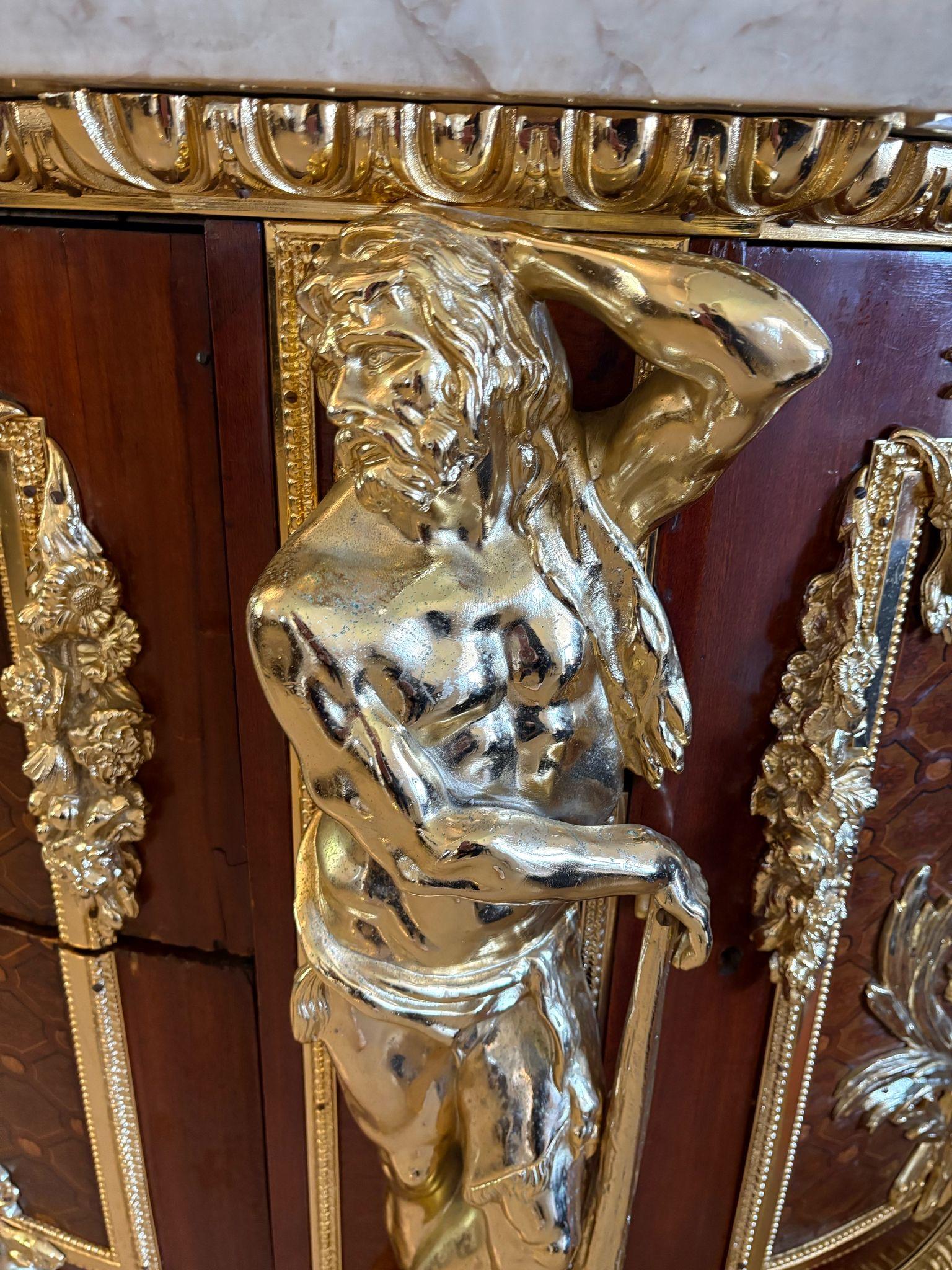 Bronzo Antique Rare Fine Pair of French Marquetry and Gilt Bronze Mounted Commodes (Coppia di commodes francesi con intarsio e bronzo dorato) in vendita