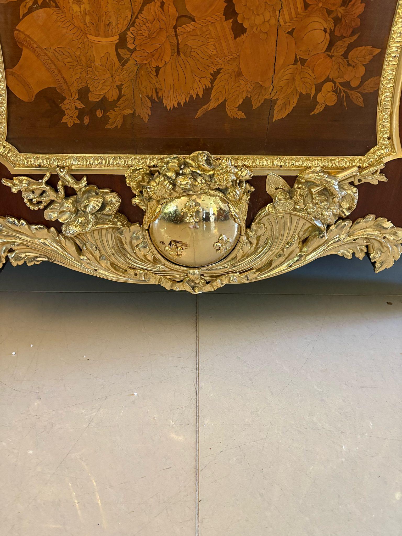Antique Rare Fine Pair of French Marquetry and Gilt Bronze Mounted Commodes (Coppia di commodes francesi con intarsio e bronzo dorato) in vendita 1
