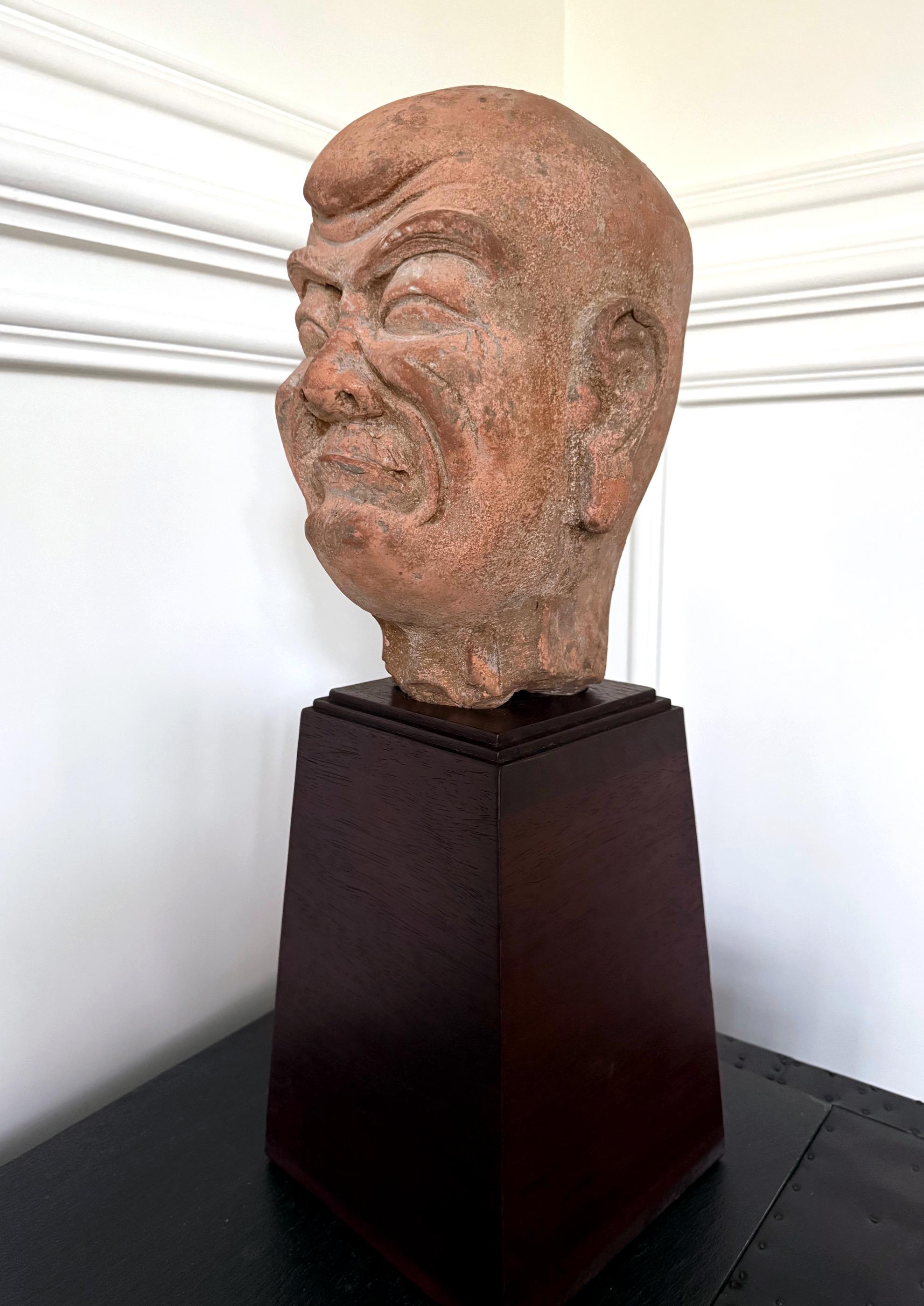 Fino al XVIII secolo Antica e rara testa di Luohan in terracotta finemente modellata della Cina della dinastia Qing in vendita