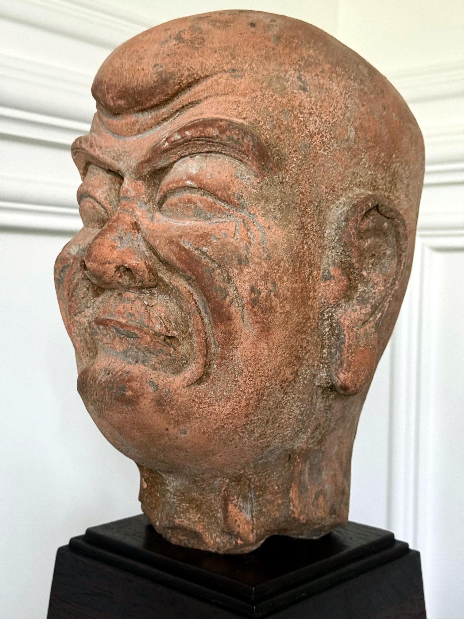Terracotta Antica e rara testa di Luohan in terracotta finemente modellata della Cina della dinastia Qing in vendita