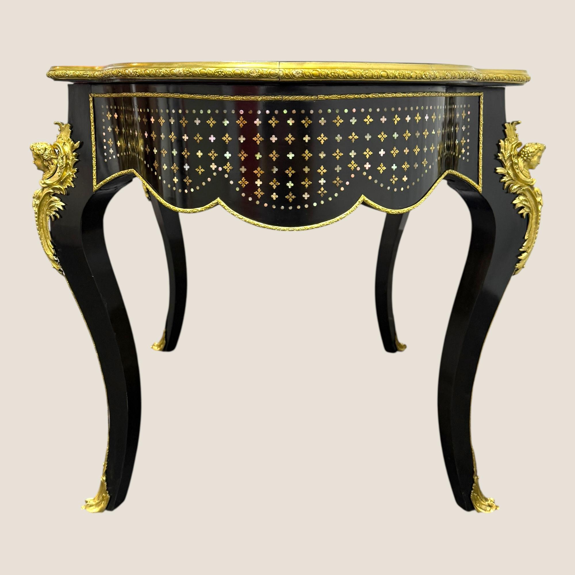 Antique Rare French Napoleon III A La Reine Boulle Brass Serpentine Center Table en vente 2
