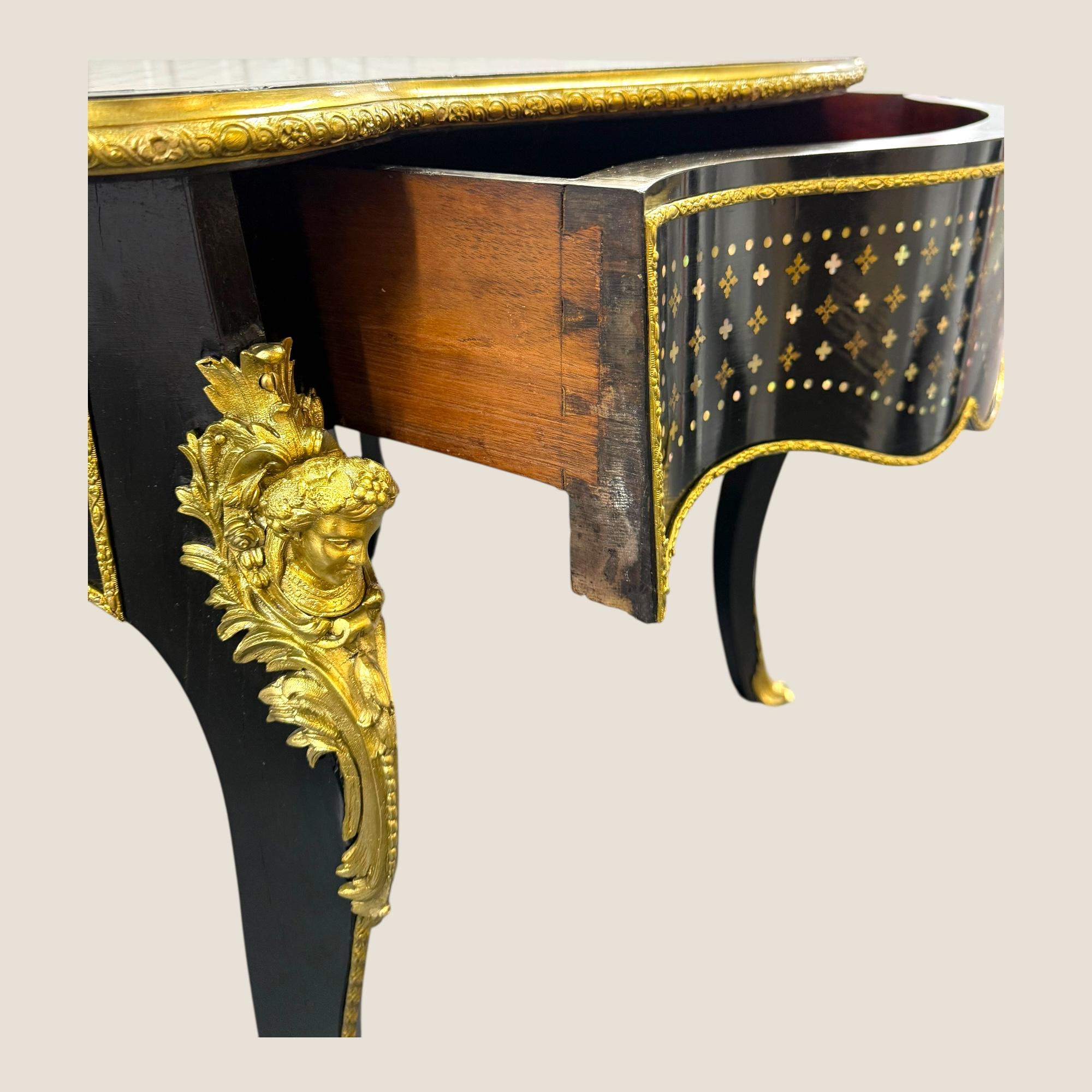 Antique Rare French Napoleon III A La Reine Boulle Brass Serpentine Center Table en vente 4