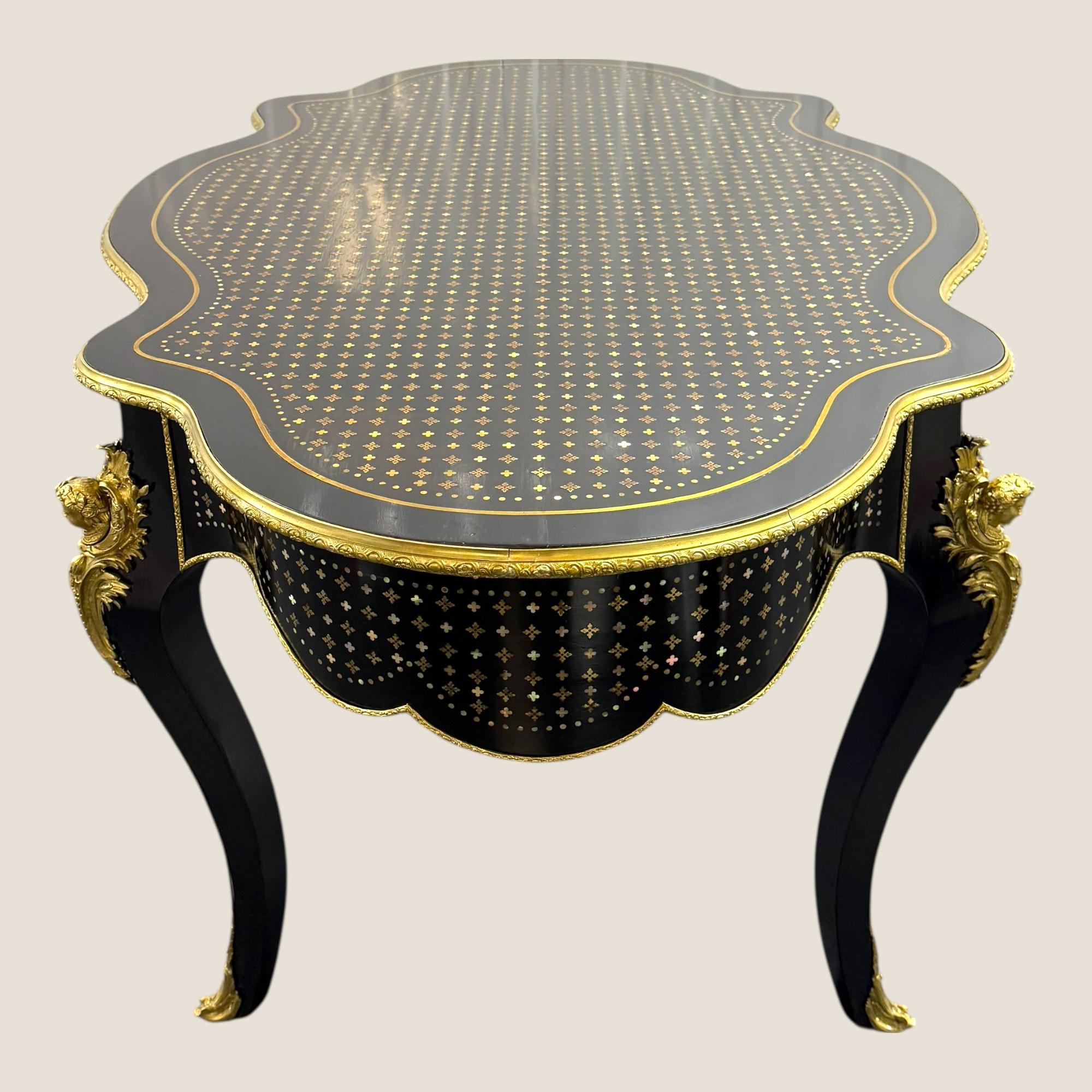 Antique Rare French Napoleon III A La Reine Boulle Brass Serpentine Center Table en vente 6