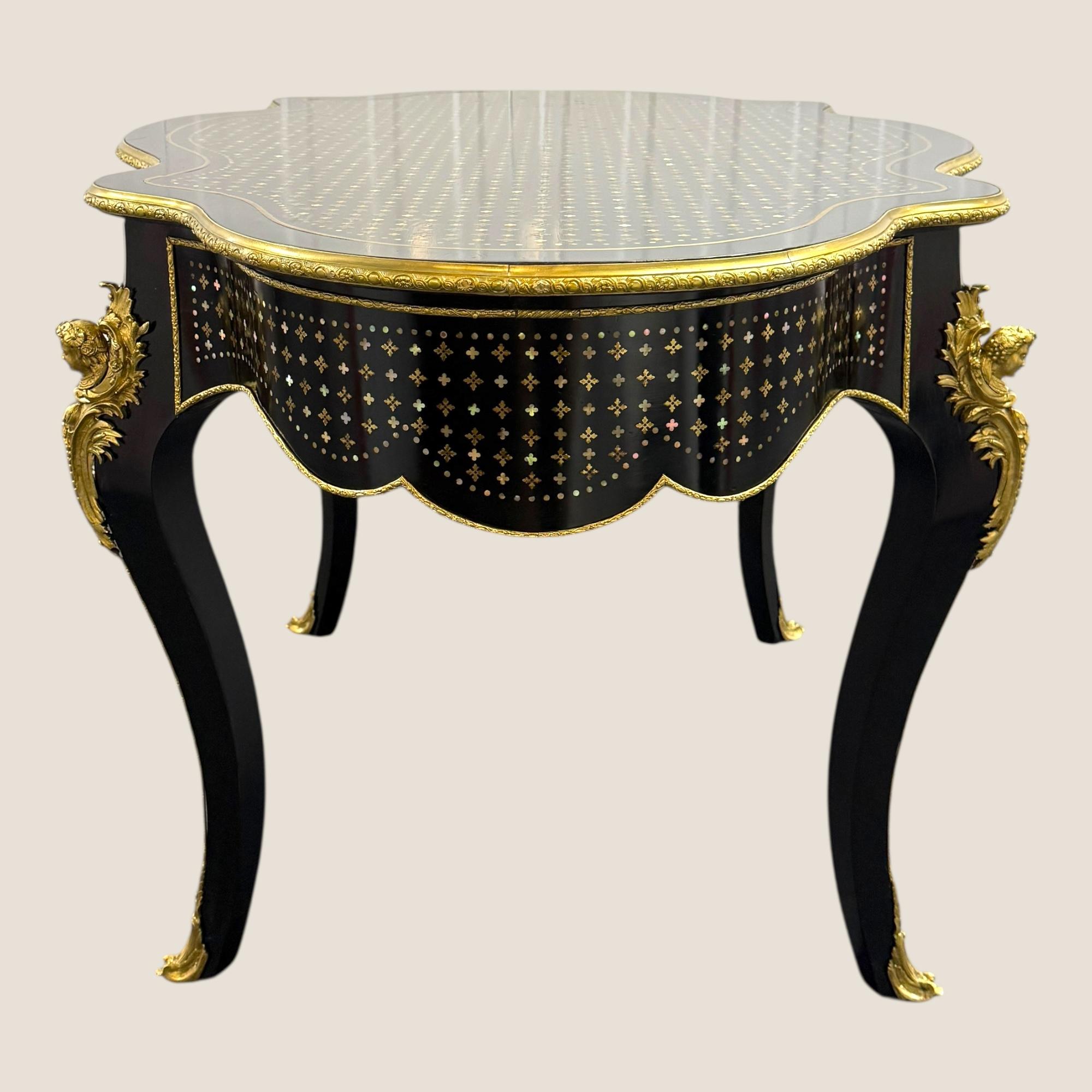 Antique Rare French Napoleon III A La Reine Boulle Brass Serpentine Center Table en vente 7