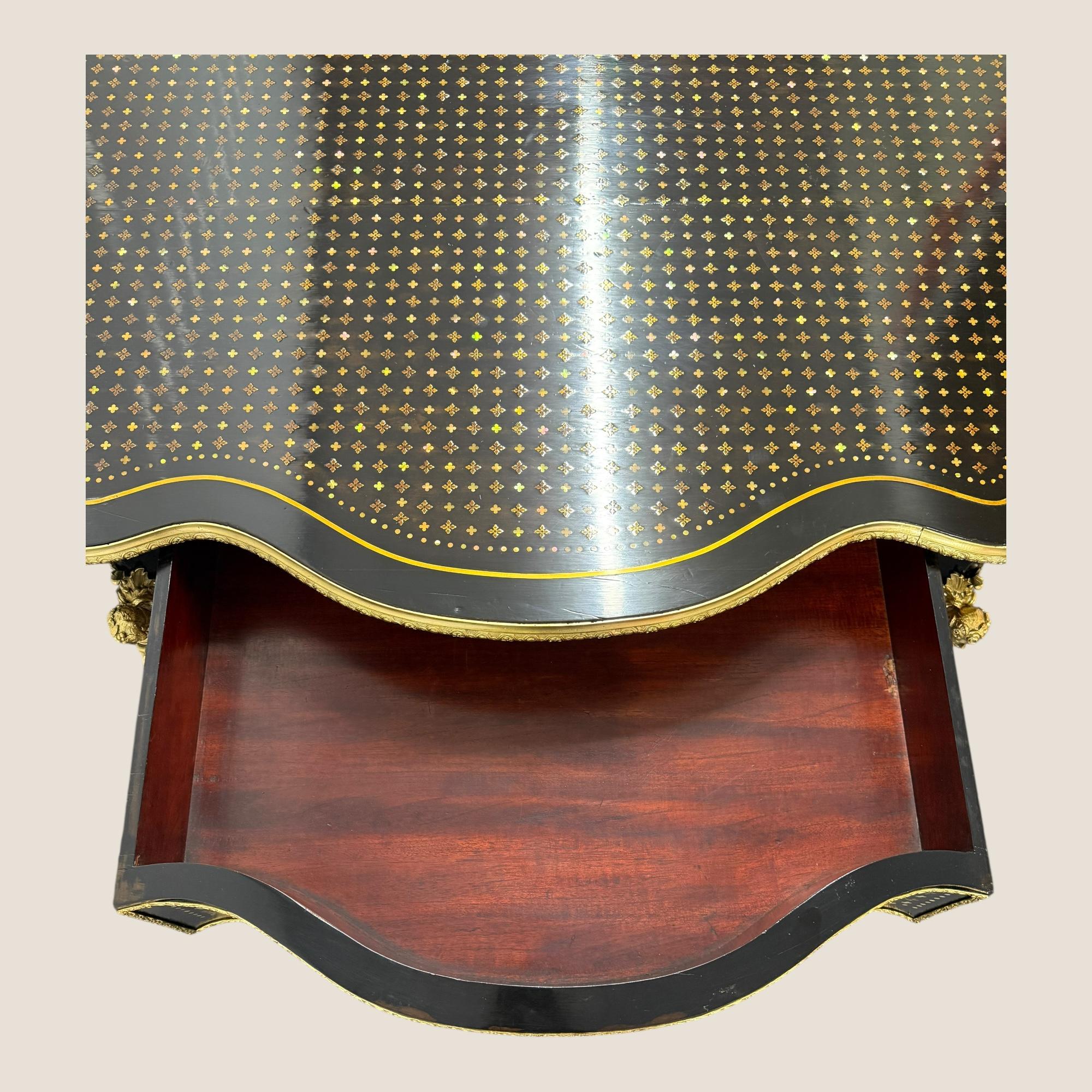 Antique Rare French Napoleon III A La Reine Boulle Brass Serpentine Center Table en vente 8