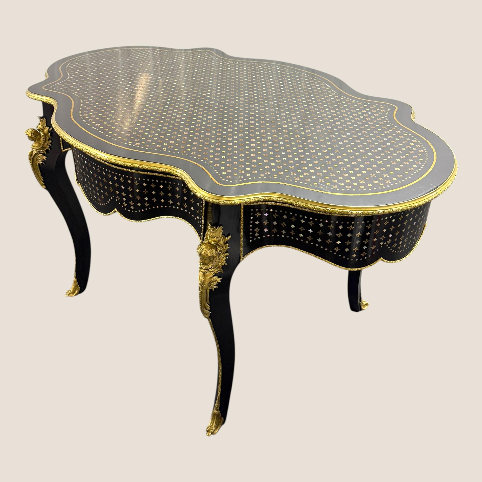 Antique Rare French Napoleon III A La Reine Boulle Brass Serpentine Center Table en vente 10