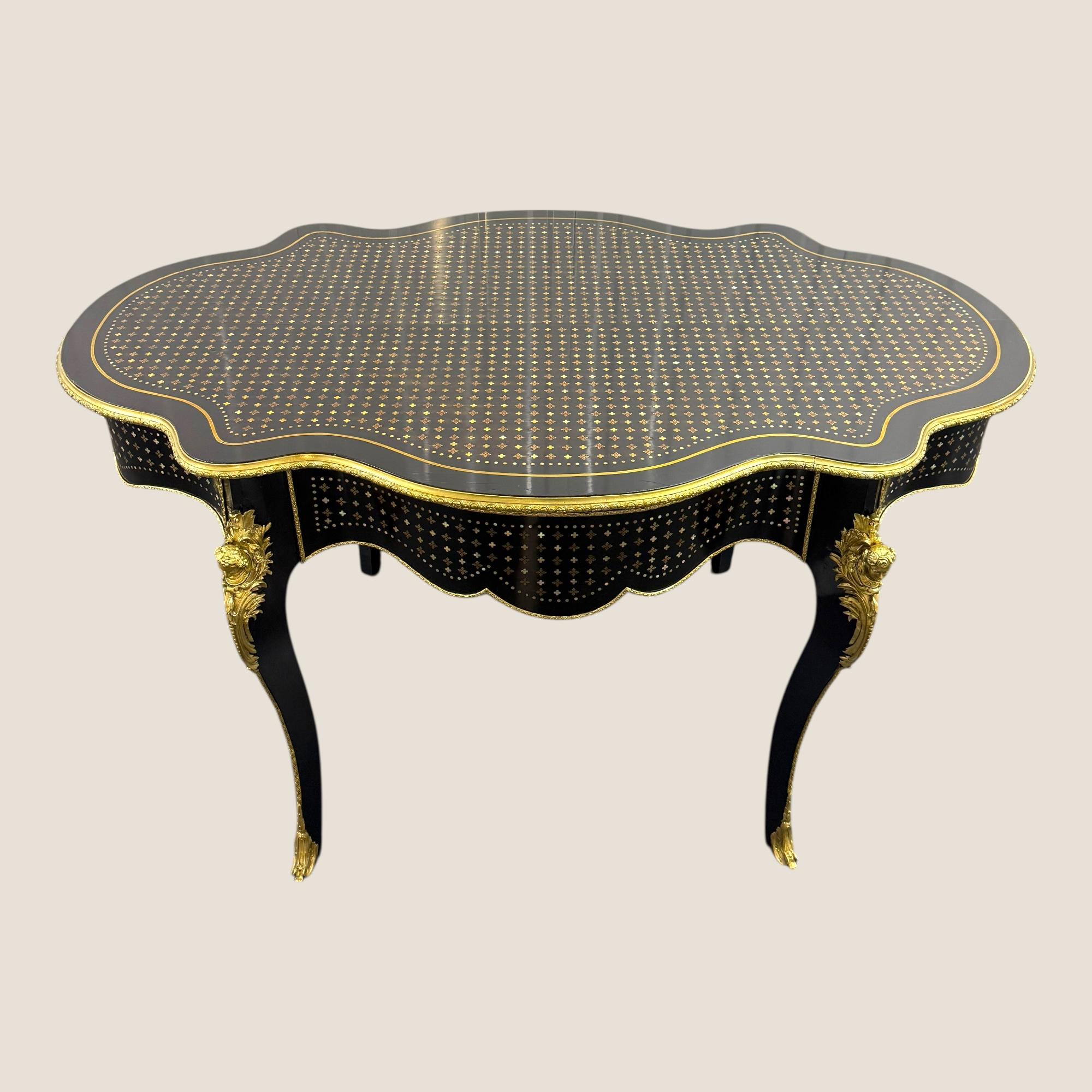 Nous avons ici une Rare Table de Centre Napoléon III (1852-70) ébonisée et en laiton La Reine Boulle, avec un tiroir. Le tiroir secret s'ouvre pour révéler un magnifique intérieur en acajou rouge. Un plateau en verre taillé sur mesure est inclus
