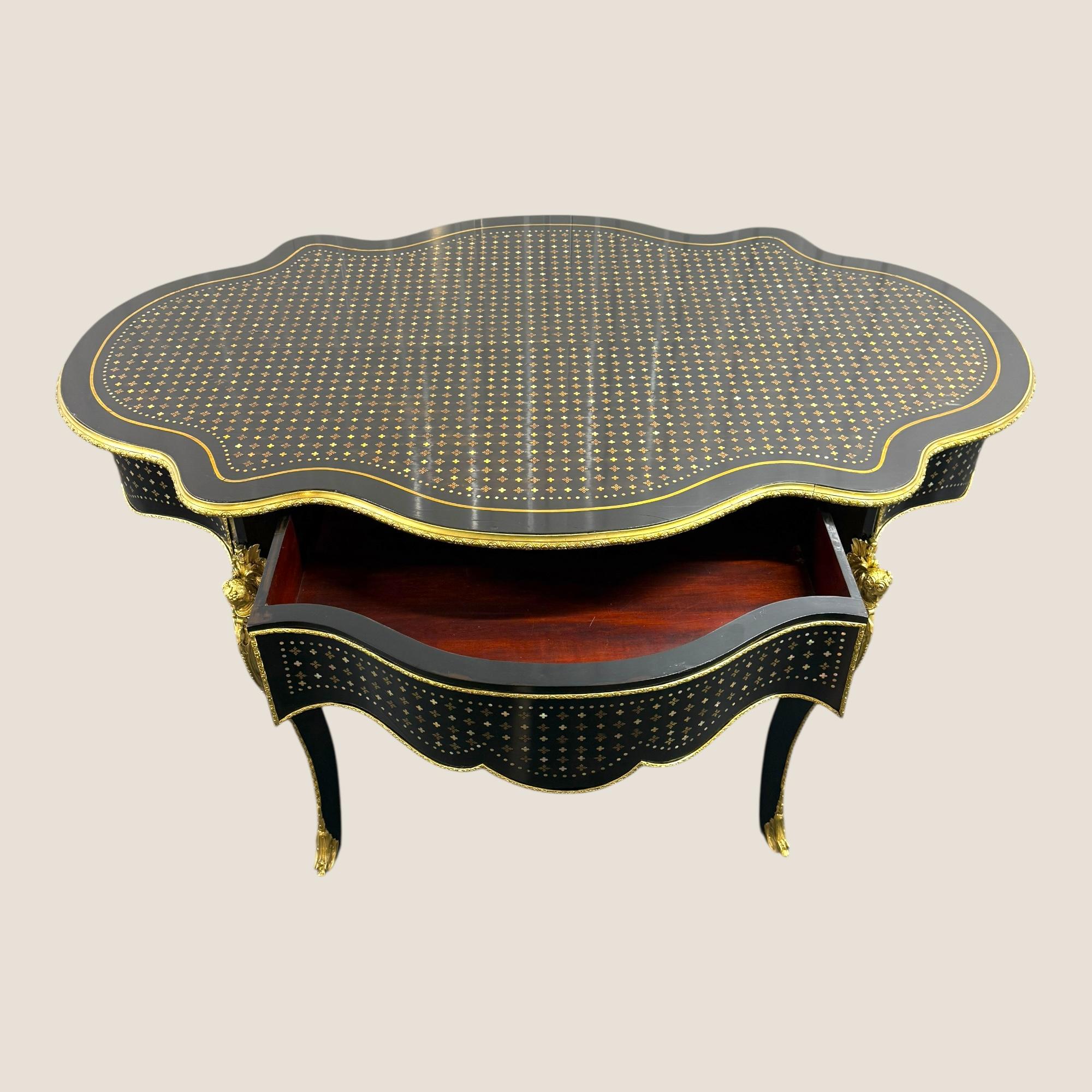 Napoléon III Antique Rare French Napoleon III A La Reine Boulle Brass Serpentine Center Table en vente