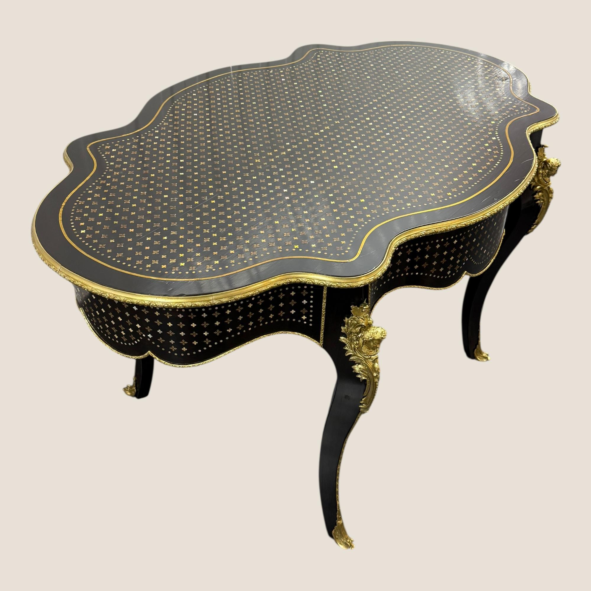 Ébénisé Antique Rare French Napoleon III A La Reine Boulle Brass Serpentine Center Table en vente