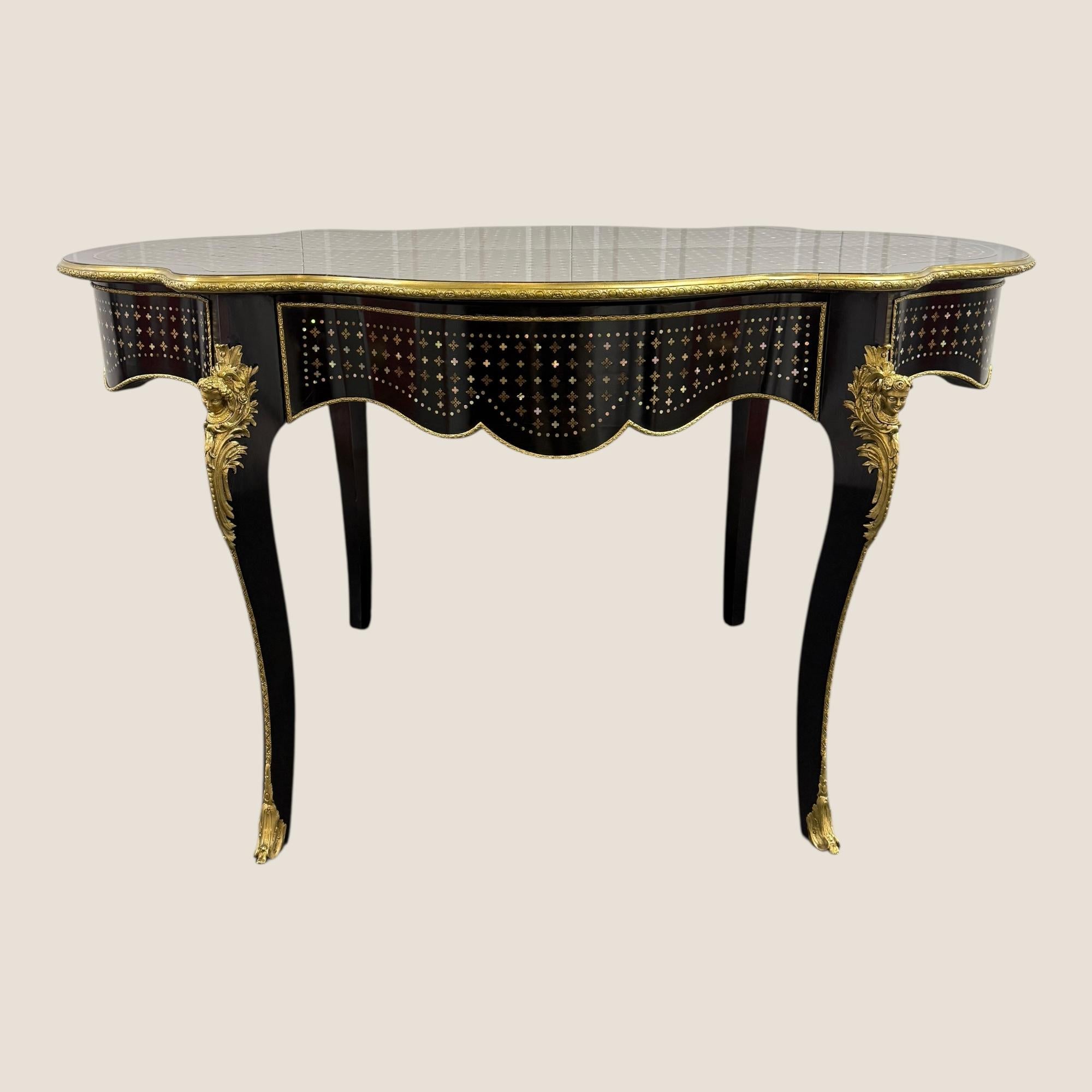 Antique Rare French Napoleon III A La Reine Boulle Brass Serpentine Center Table en vente 1