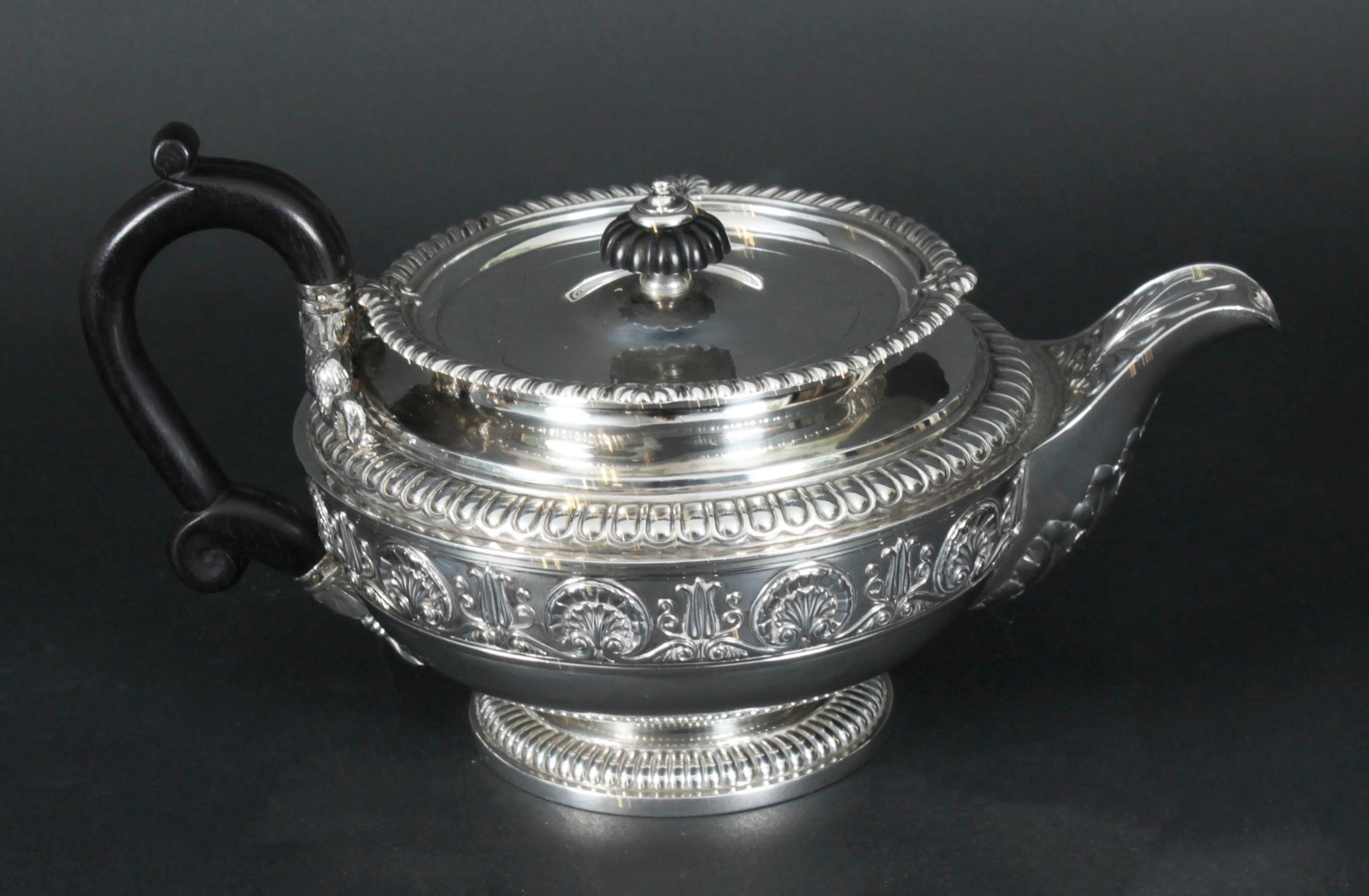Se trata de una excepcional y rarísima tetera inglesa antigua de plata de ley de Jorge III, obra del mundialmente famoso platero Paul Storr, fechada en 1810.

Esta espléndida tetera tiene una forma deliciosa y está profusamente cincelada con