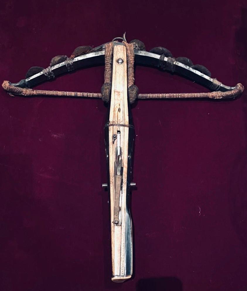 Cette arbalète allemande du XVe siècle, créée comme une véritable arme de guerre ou de défense, est une survivance remarquable de la période gothique, dont tous les éléments sont entièrement d'origine et intacts - aucune restauration, aucun