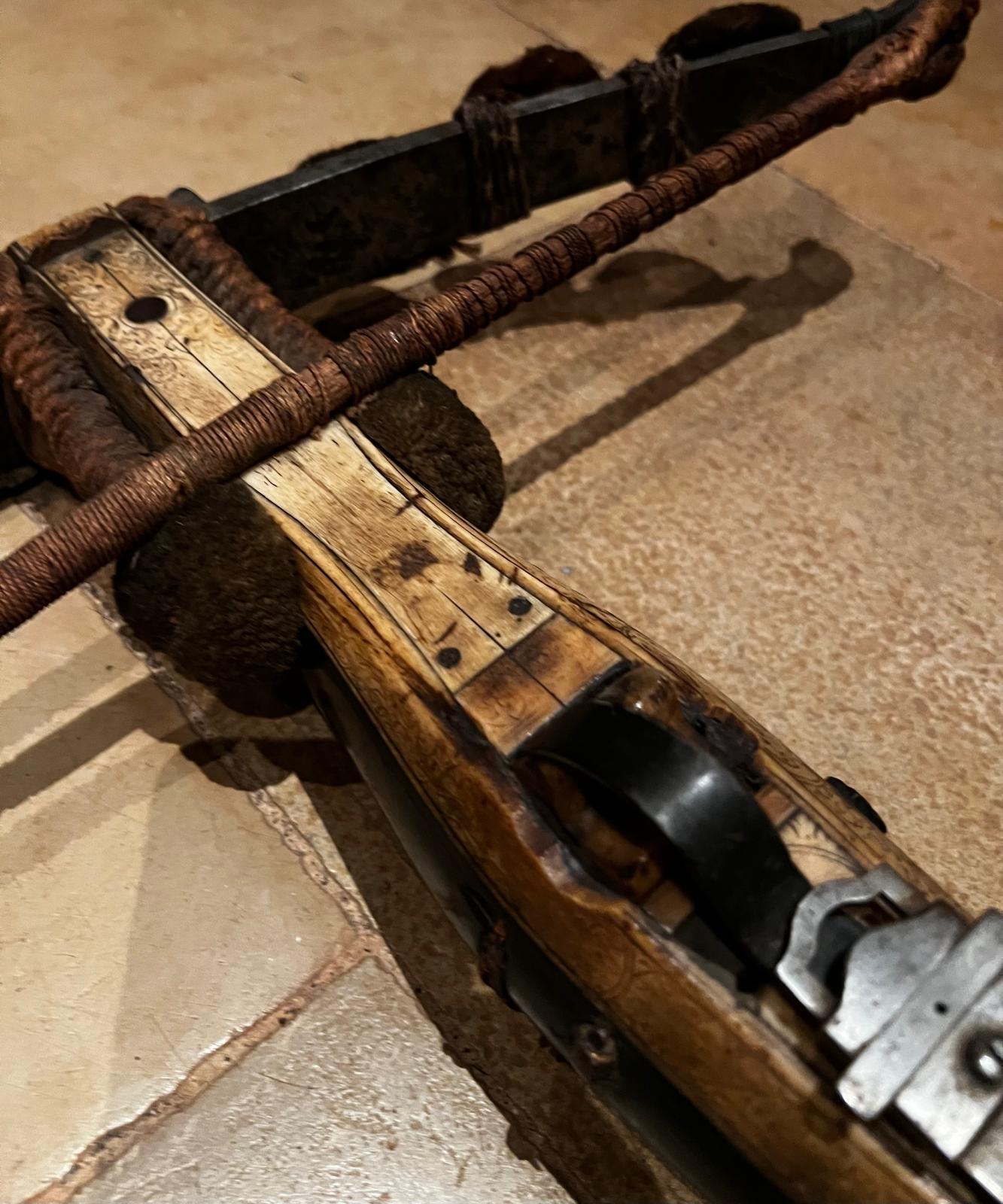 Fait main Arbalète gothique allemande rare et ancienne du début du 15e siècle en vente