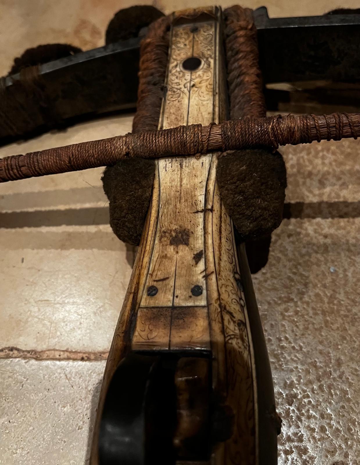 XVIIIe siècle et antérieur Arbalète gothique allemande rare et ancienne du début du 15e siècle en vente