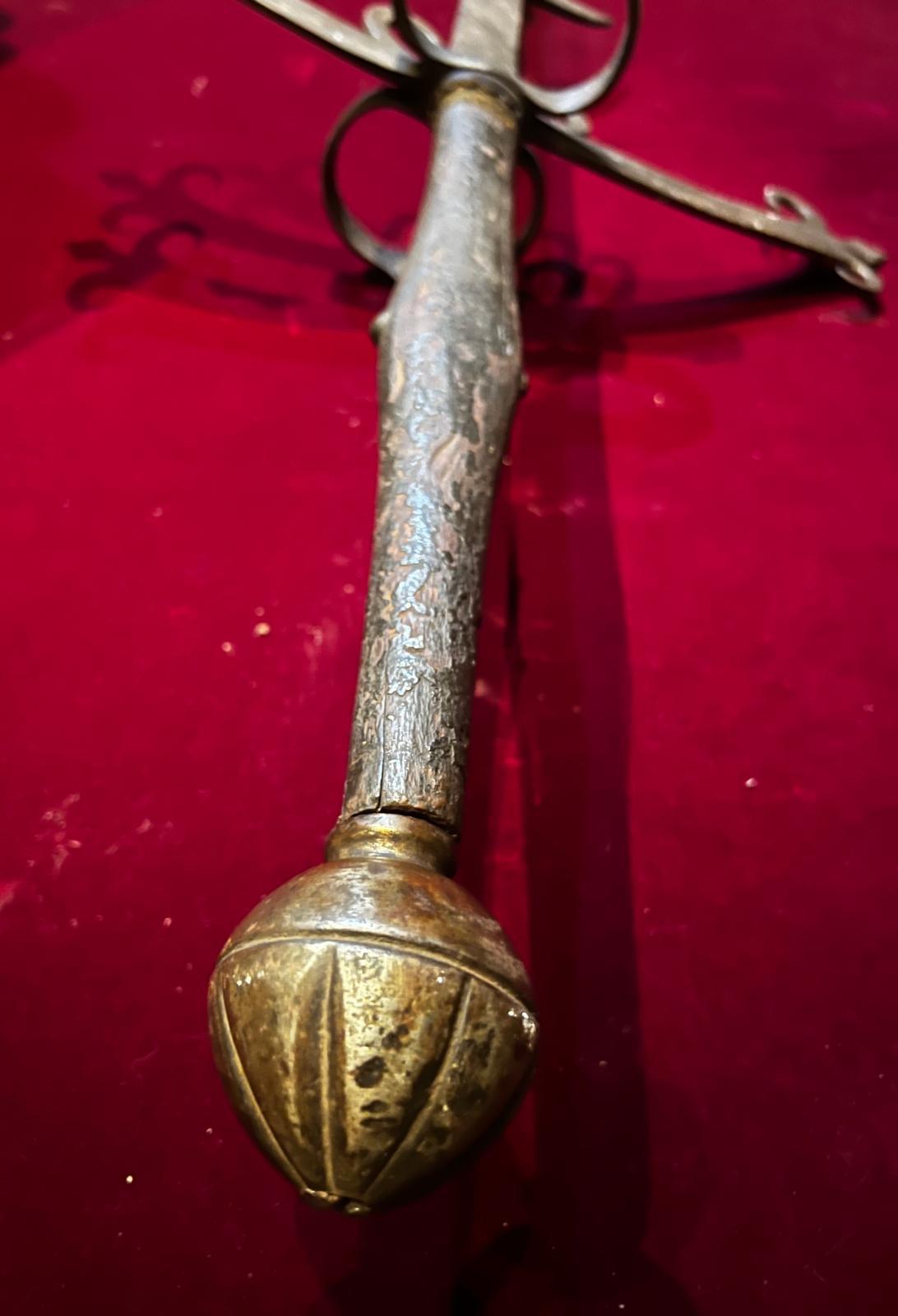 Rare épée gothique à deux mains du 16e siècle Allemagne en vente 3