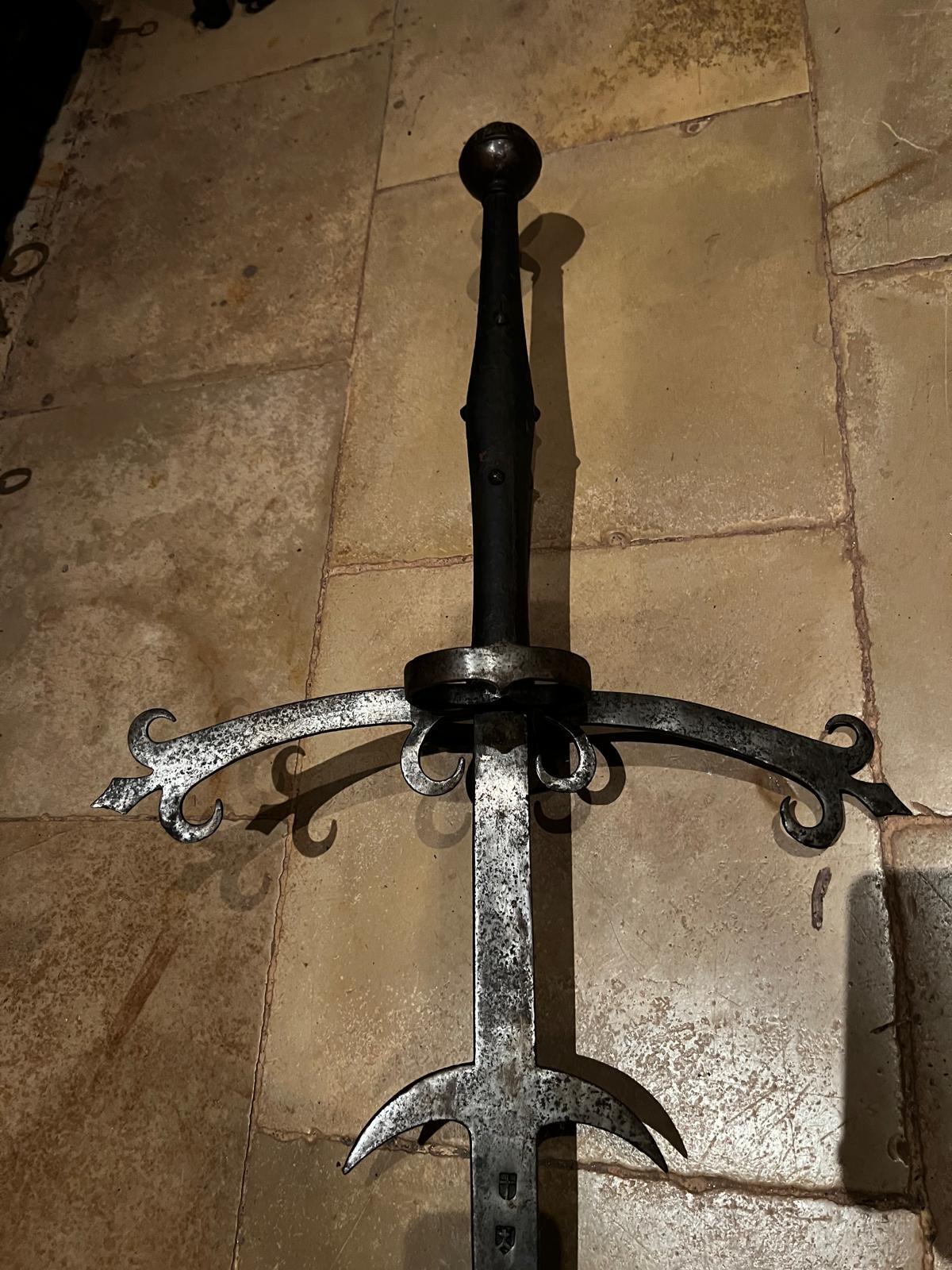 Cuir Rare épée gothique à deux mains du 16e siècle Allemagne en vente