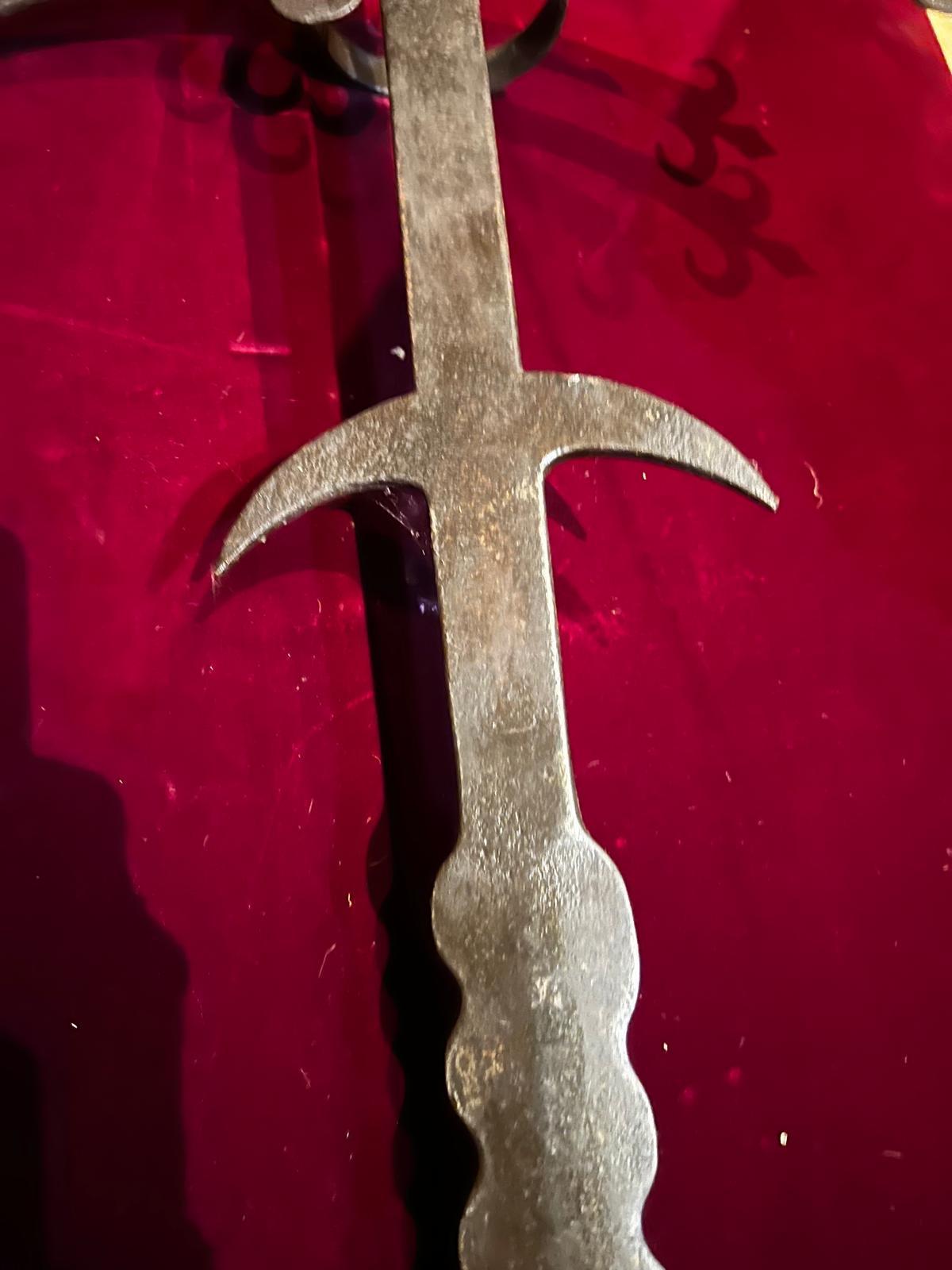 Rare épée gothique à deux mains du 16e siècle Allemagne en vente 1