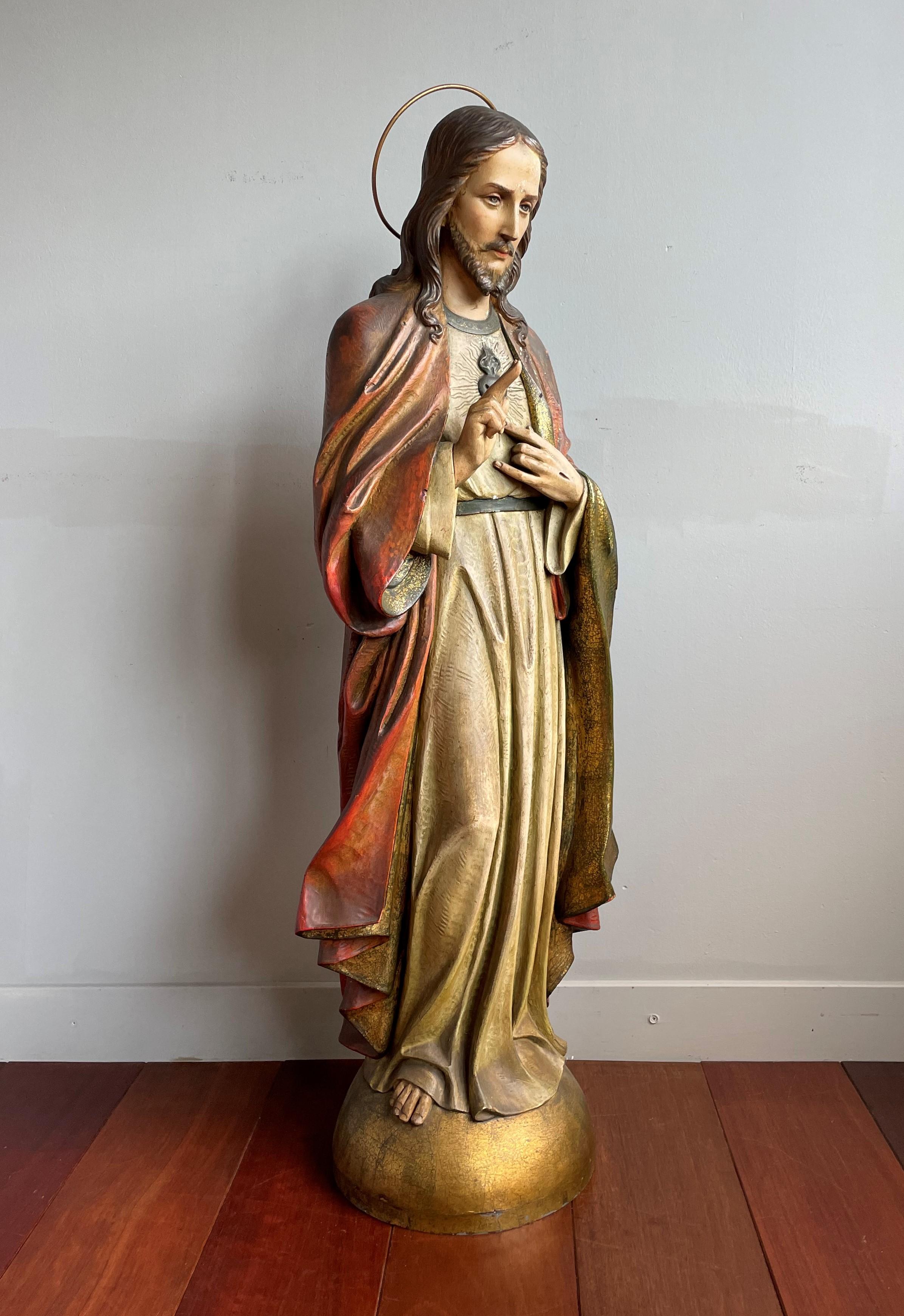 Völlig originale, vollständig handgefertigte antike Herz-Jesu-Skulptur auf einem Zinksockel. Über 3,5 Meter groß.

Als wäre es nicht schon besonders genug, eine antike Christusskulptur in einer Kirche zu finden, fanden wir auch noch eine mit den