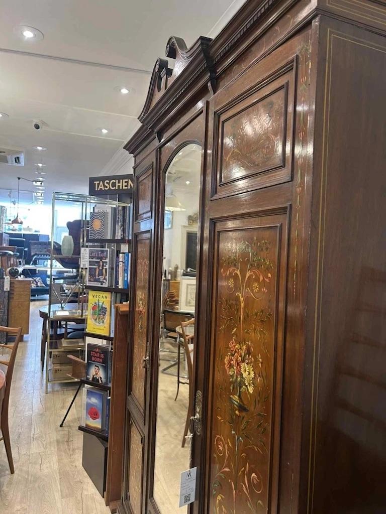 Vittoriano Antico e raro armadio/armadio vittoriano dipinto a mano in vendita