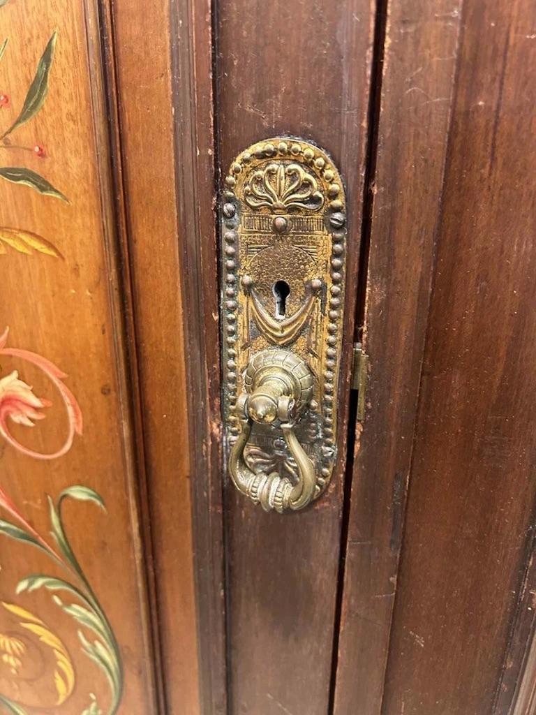 Legno massiccio Antico e raro armadio/armadio vittoriano dipinto a mano in vendita