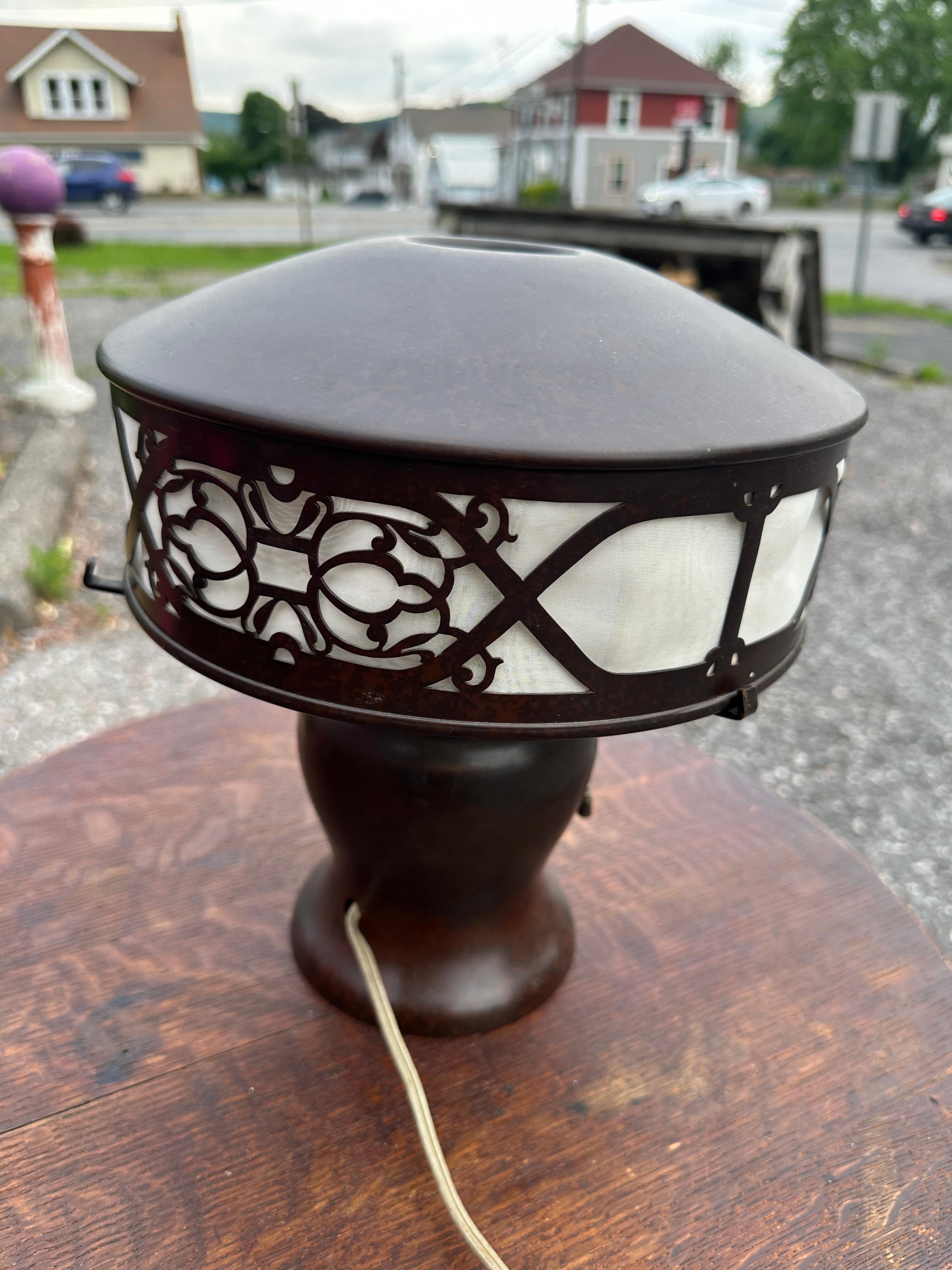 Questa è una grande lampada da tavolo antica Heinz.  Questo raro pezzo è realizzato in bronzo con una copertura in argento.  È contrassegnato dal sigillo Heinz.  L'interno del paralume è in seta.

W5781